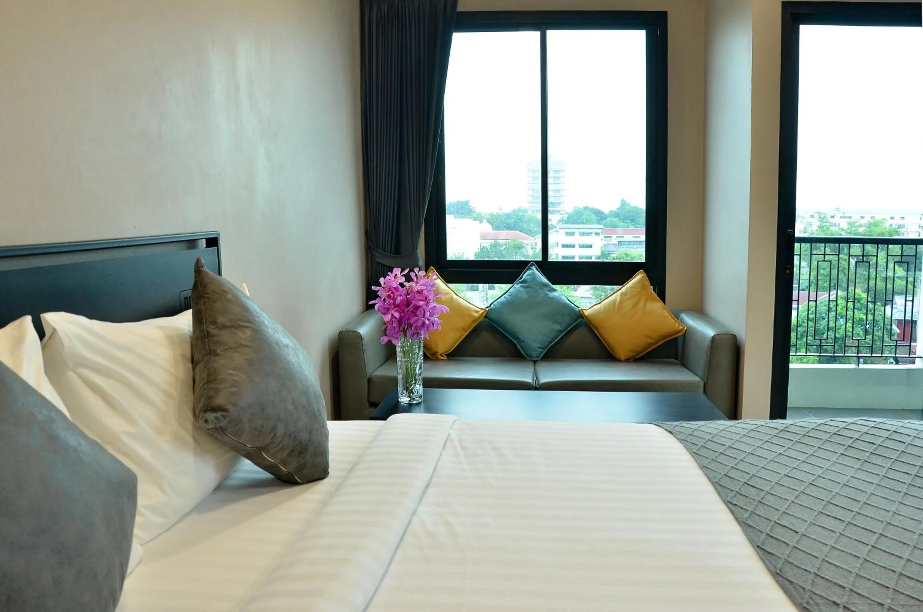 Bed in NORN Rimklong Bangkok Hotel