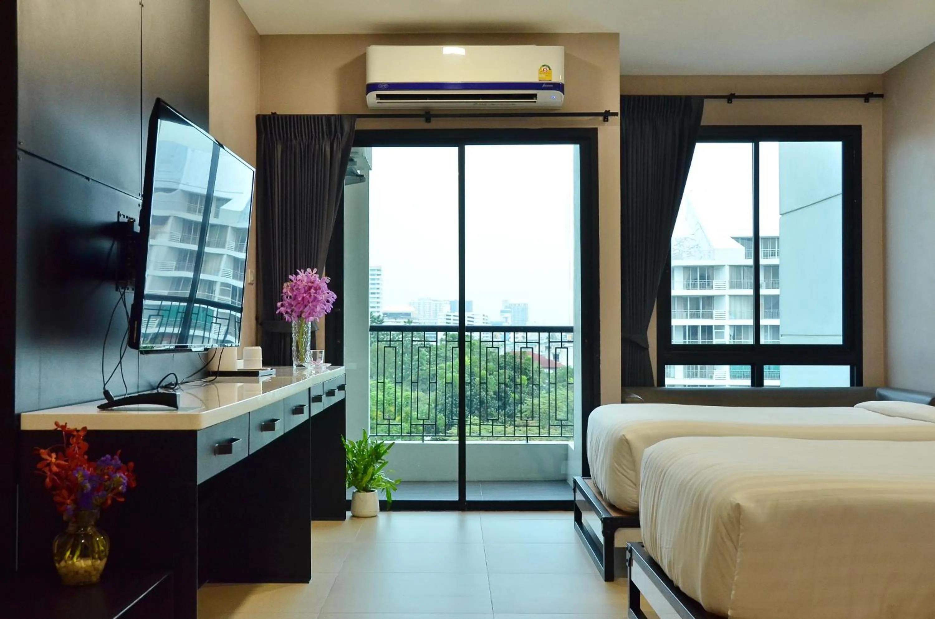 Bed in NORN Rimklong Bangkok Hotel