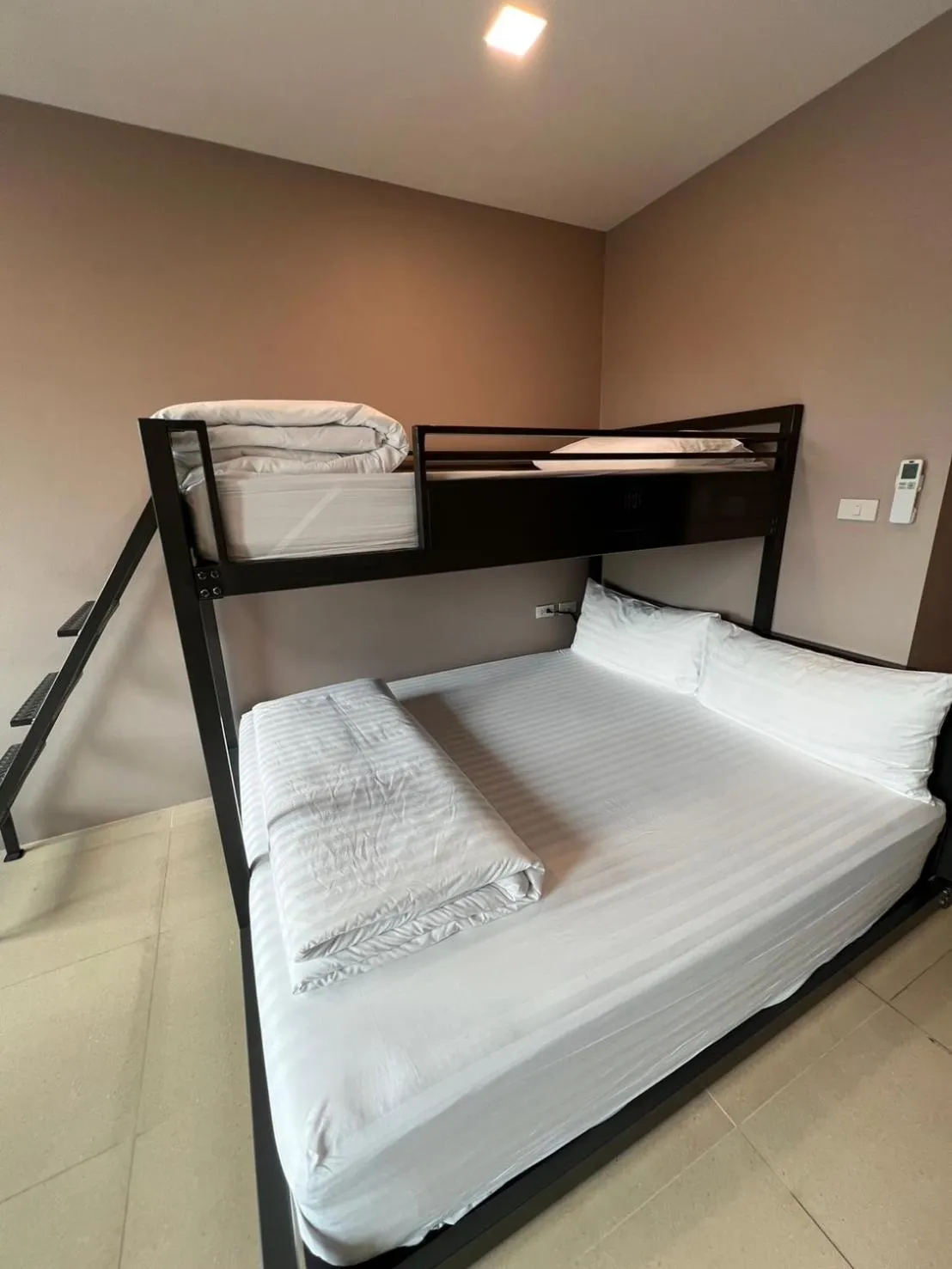 Bed in NORN Rimklong Bangkok Hotel