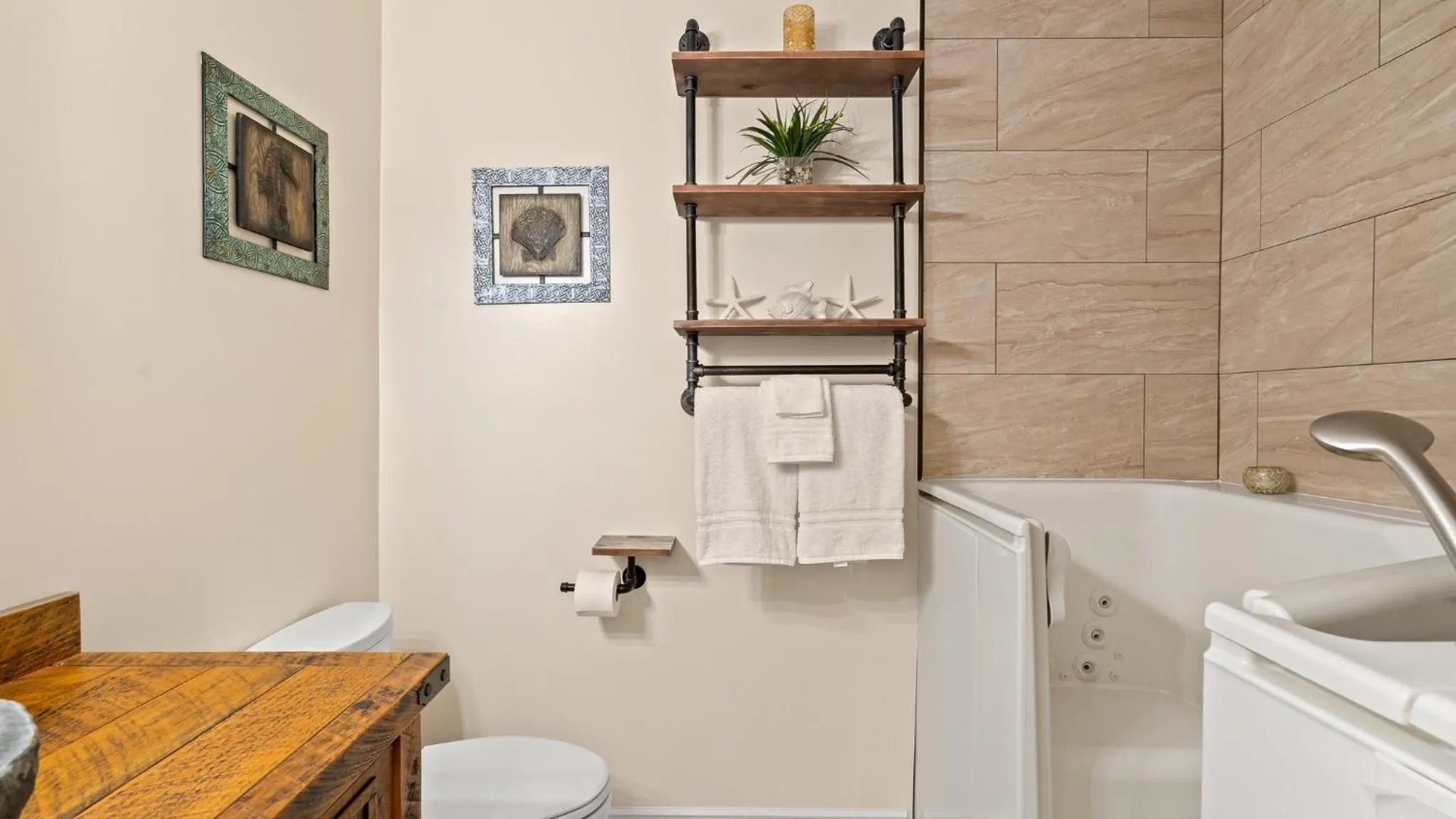 Gulf View Beach Bungalow, Hot Tub, Dog-Friendly, Near Scooners, Near Beach