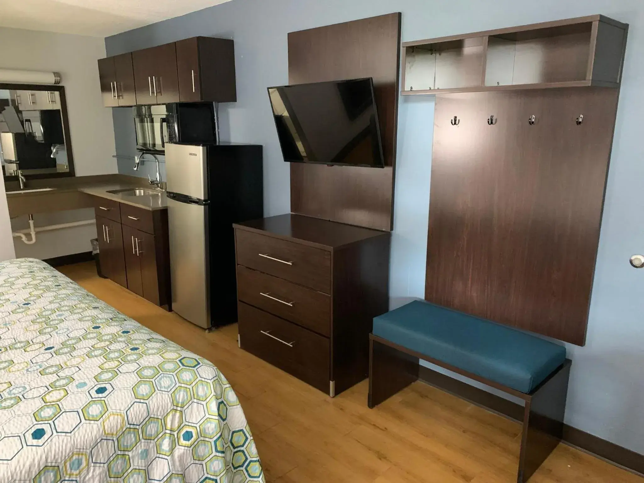 Bedroom, Bed in HomeTowne Studios by Red Roof Battle Creek Bedroom, Bed in HomeTowne Studios by Red Roof Battle Creek