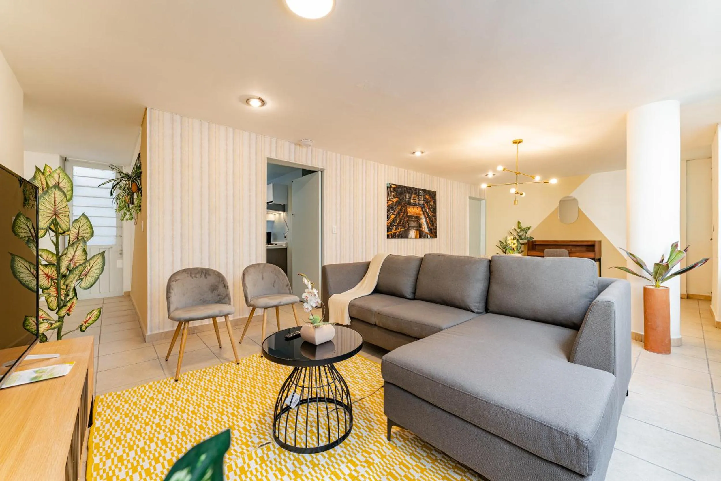 Three-Bedroom Apartment in Hipódromo Condesa Apartments by VH