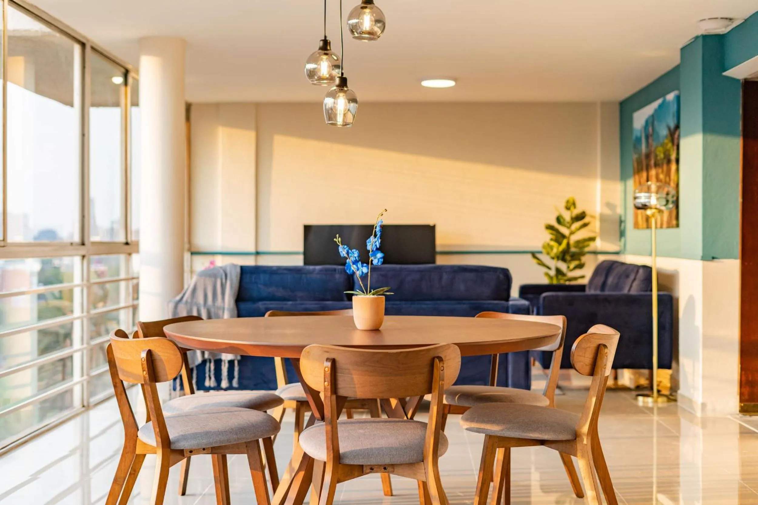 Dining area in Hipódromo Condesa Apartments by VH
