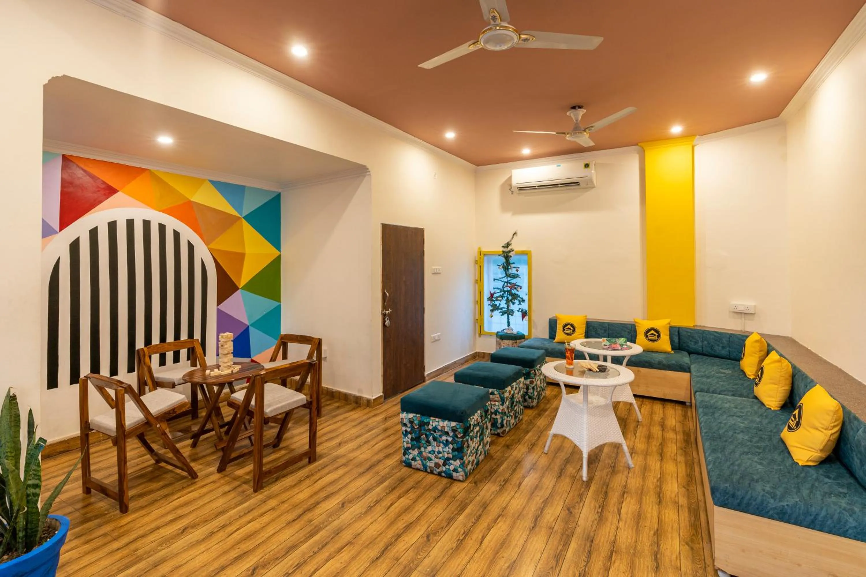 Living room in The Hosteller Rishikesh, Upper Tapovan