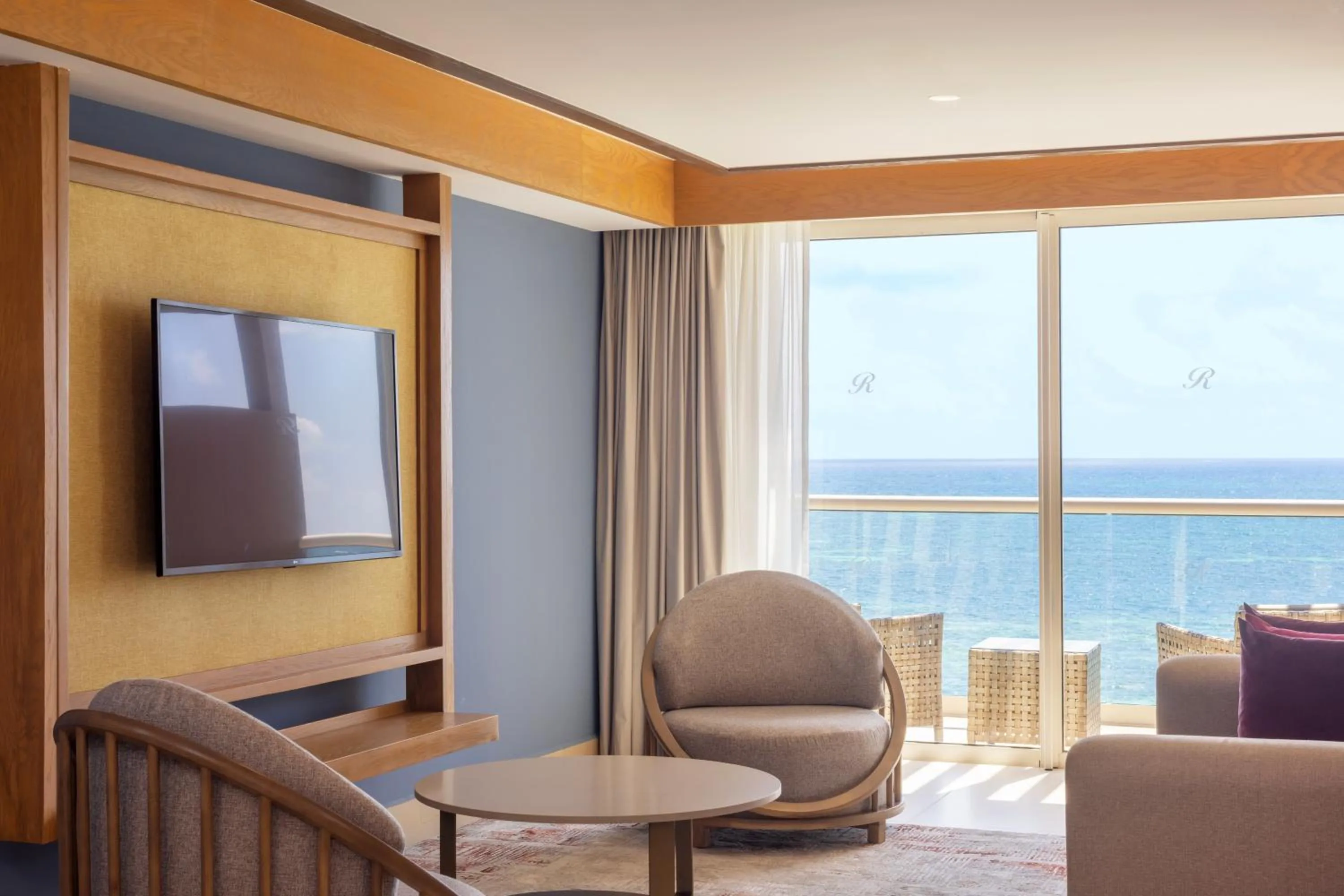 Living room in Royalton Splash Riviera Cancun, An Autograph Collection All-Inclusive Resort