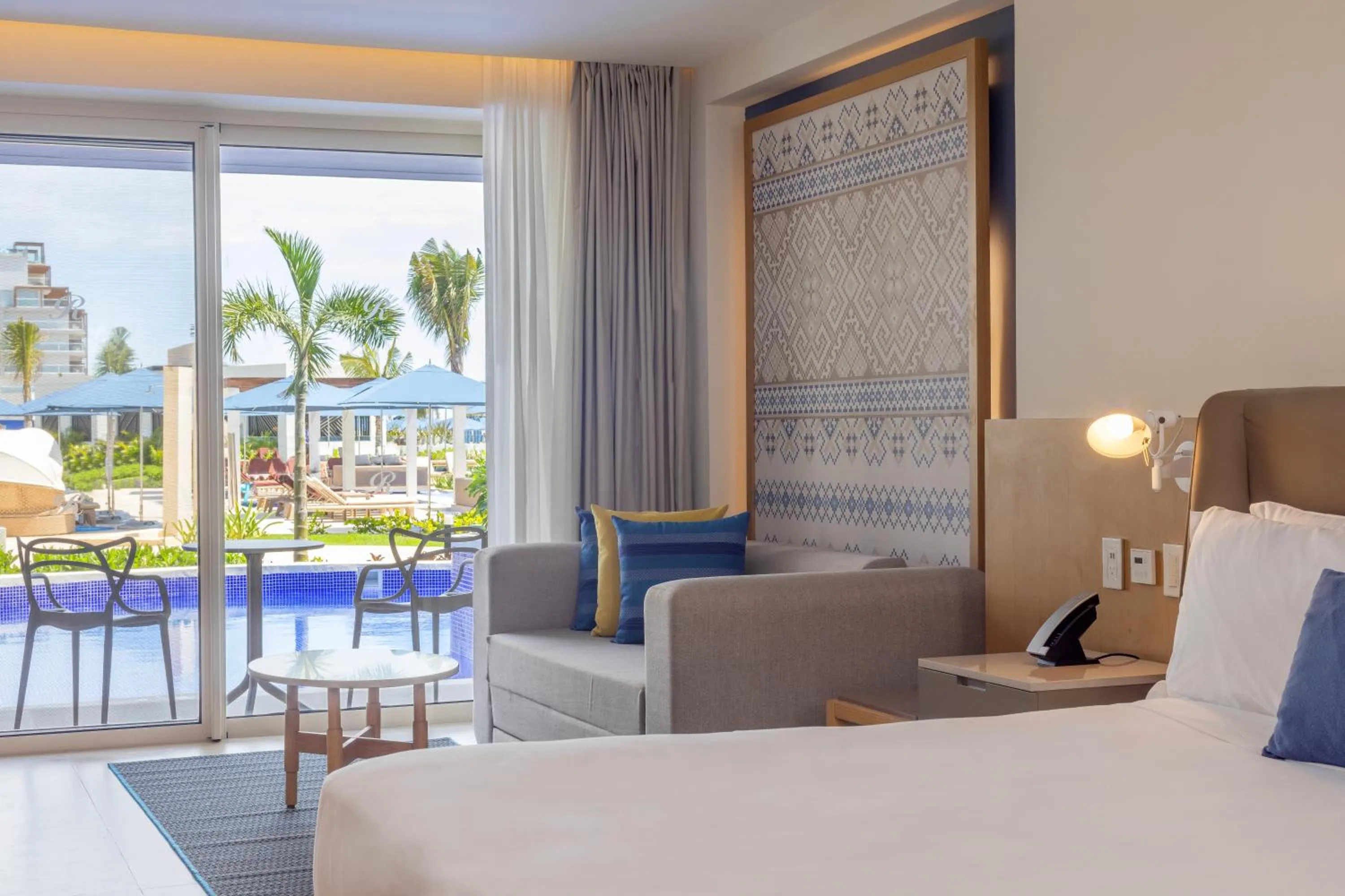Living room, Bed in Royalton Splash Riviera Cancun, An Autograph Collection All-Inclusive Resort