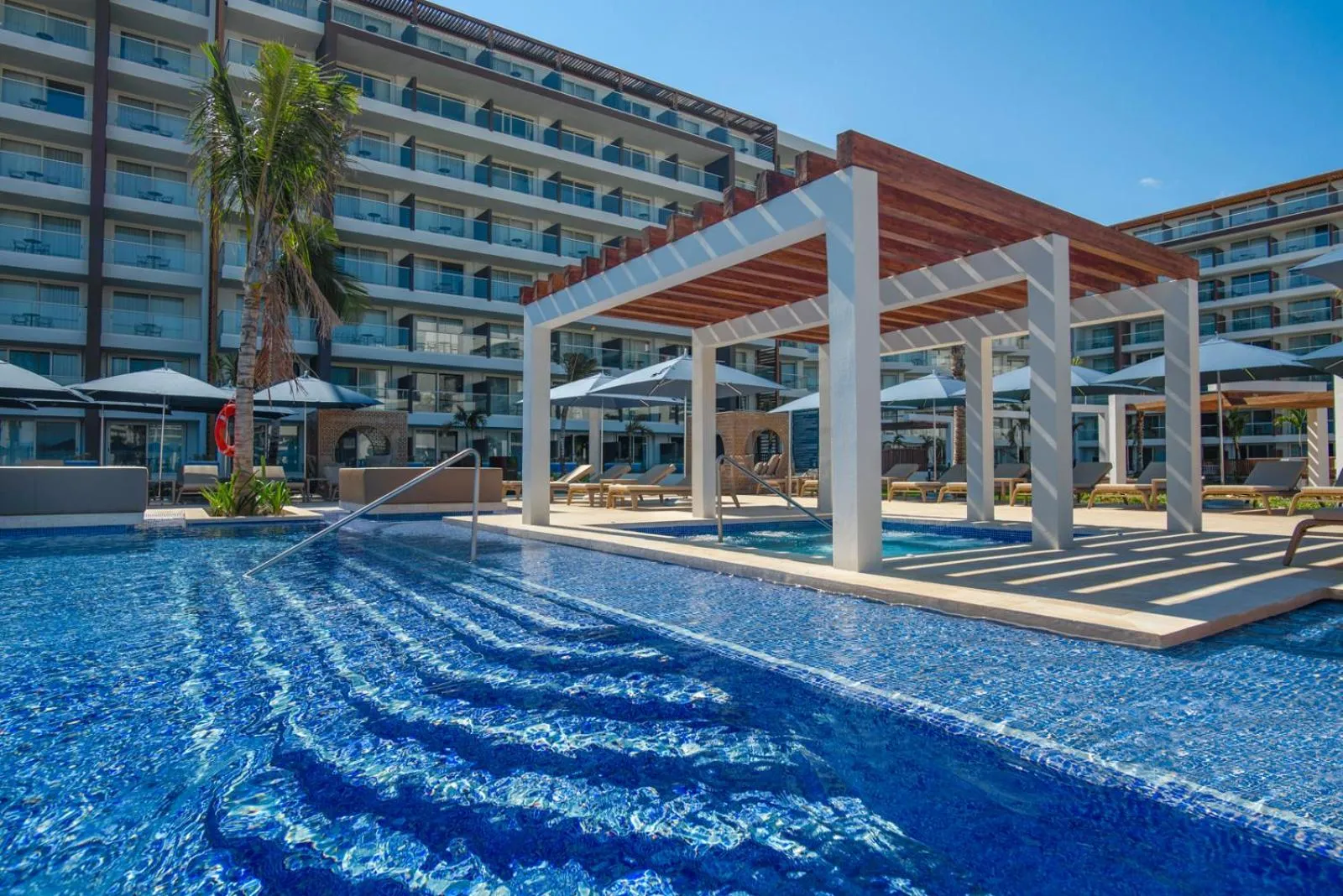 Swimming pool in Royalton Splash Riviera Cancun, An Autograph Collection All-Inclusive Resort