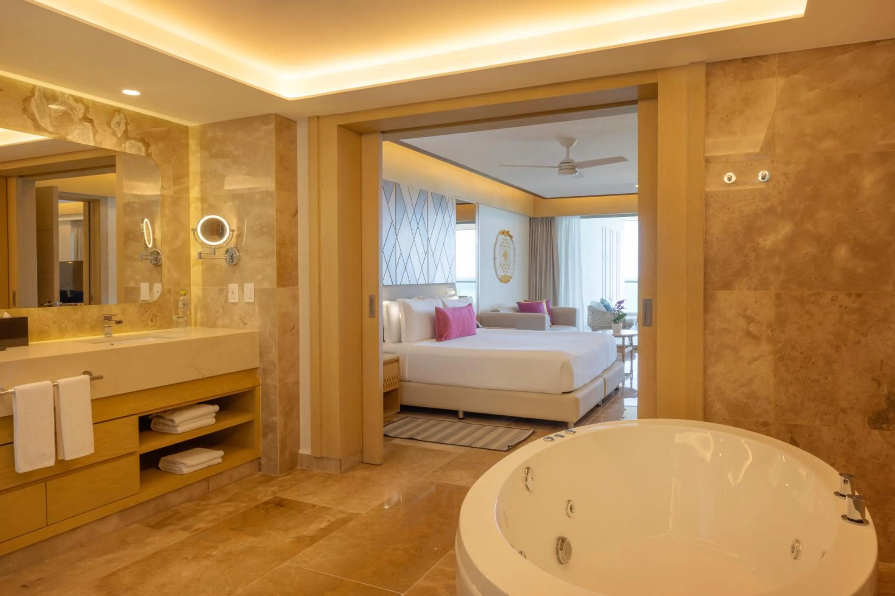 Bathroom, Bed in Royalton Splash Riviera Cancun, An Autograph Collection All-Inclusive Resort