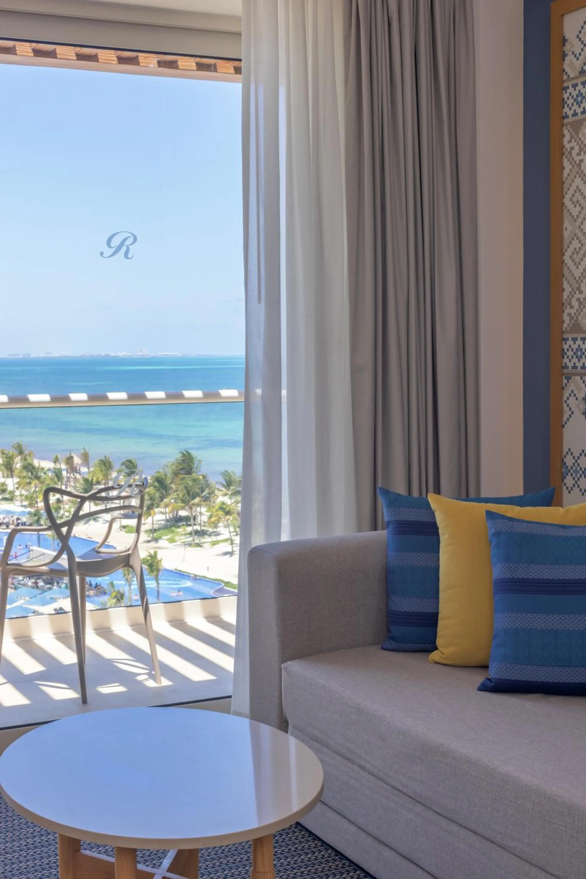 Living room in Royalton Splash Riviera Cancun, An Autograph Collection All-Inclusive Resort