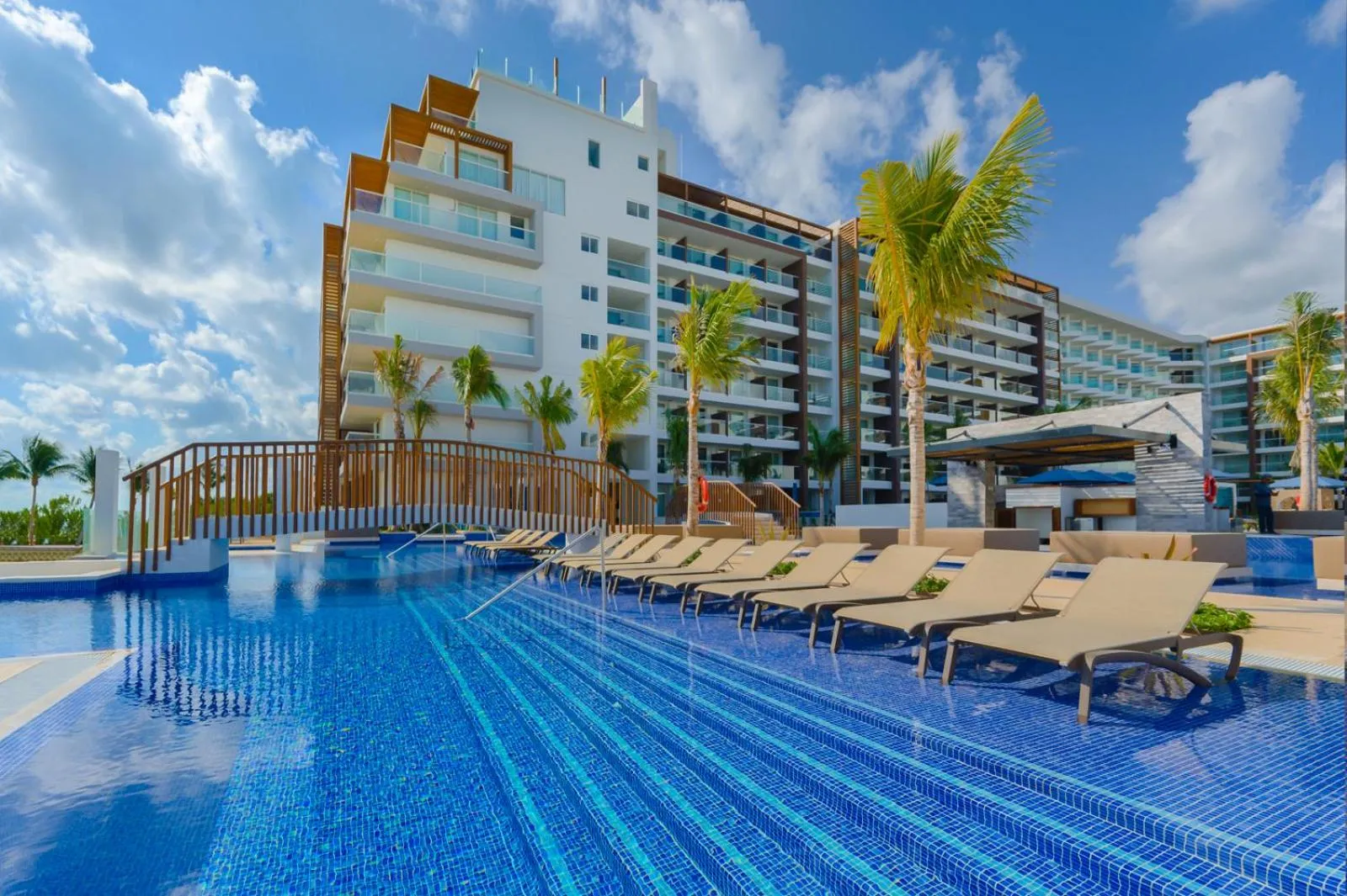 Swimming pool in Royalton Splash Riviera Cancun, An Autograph Collection All-Inclusive Resort