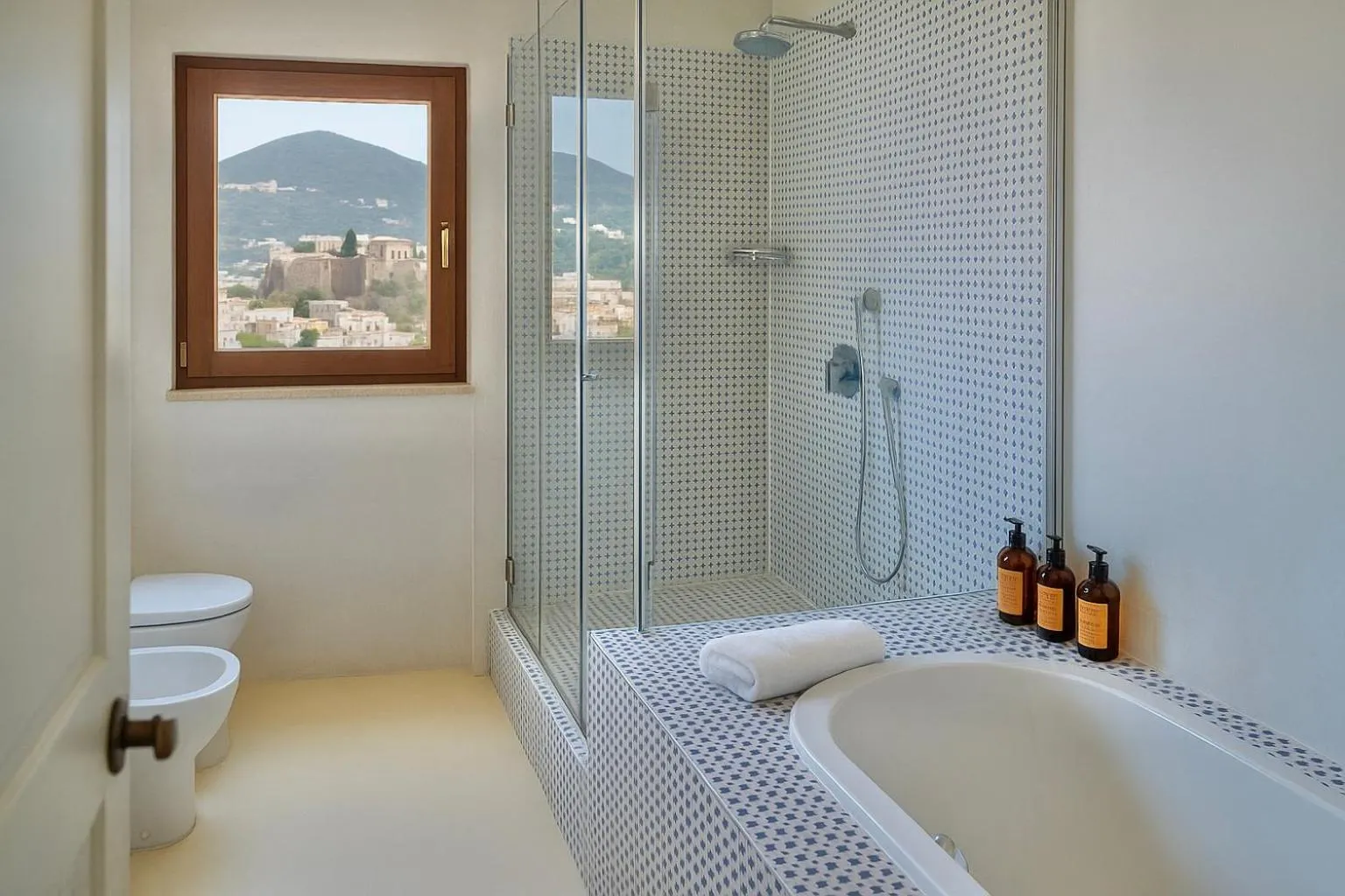 Shower in Hotel Carasco