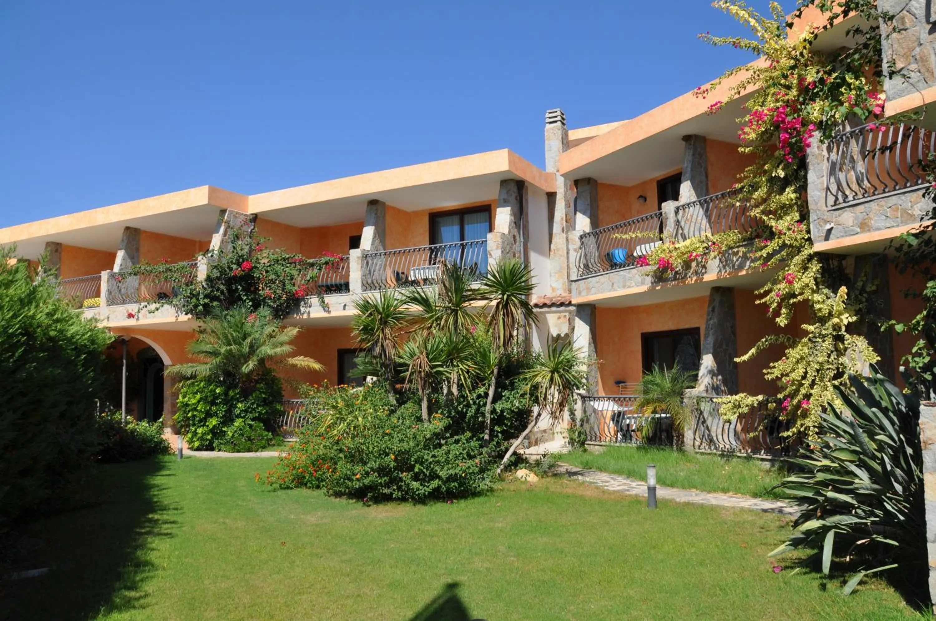 Facade/entrance in Palm Village