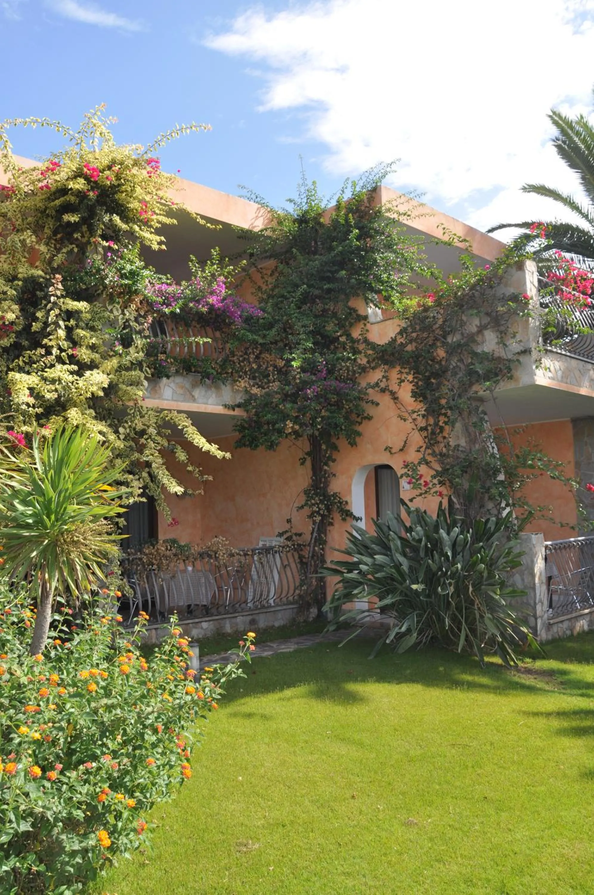 Facade/entrance in Palm Village