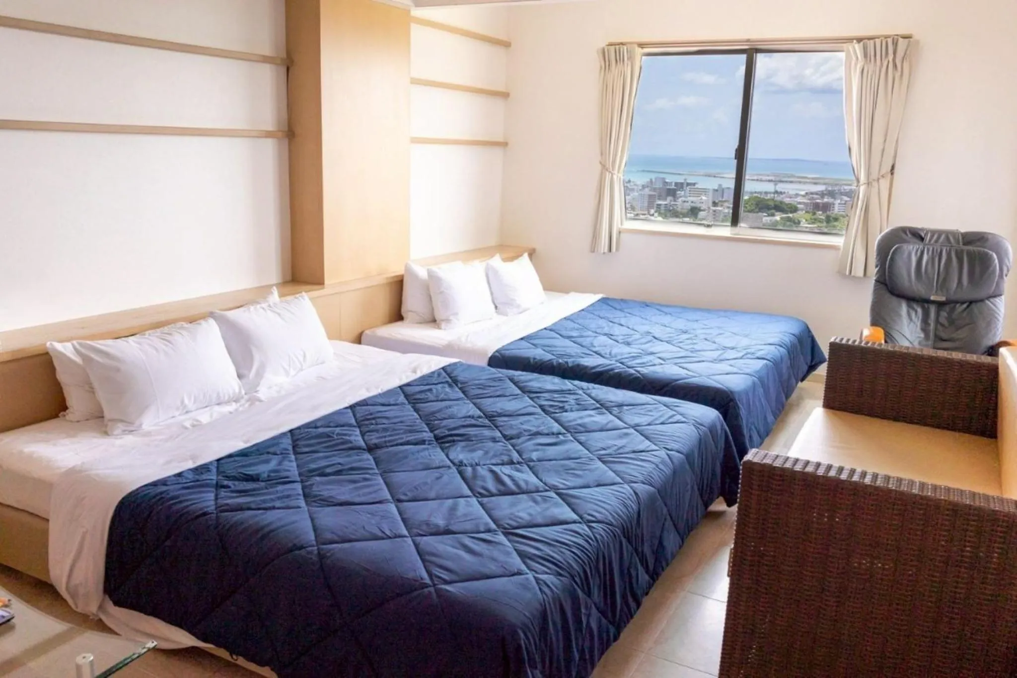 Bed in HOTEL PACIFIC VIEW Rental car included & pet-friendly