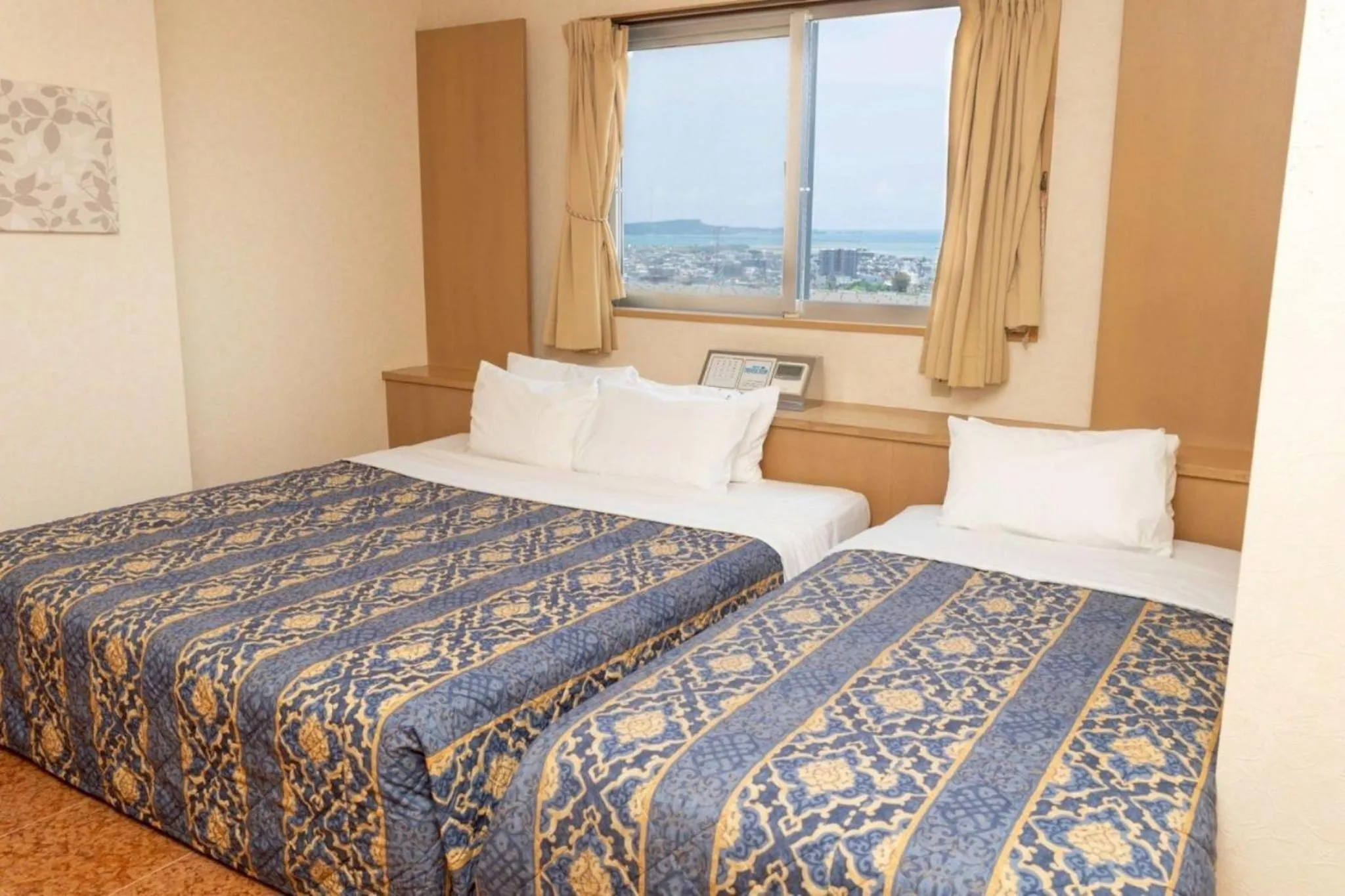 Bed in HOTEL PACIFIC VIEW Rental car included & pet-friendly