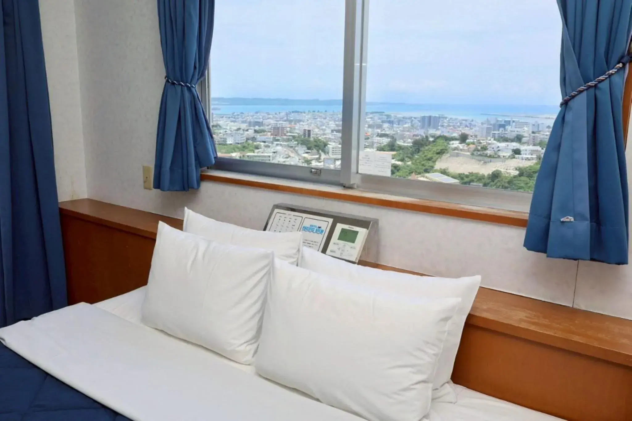 Bed in HOTEL PACIFIC VIEW Rental car included & pet-friendly Bed in HOTEL PACIFIC VIEW Rental car included & pet-friendly