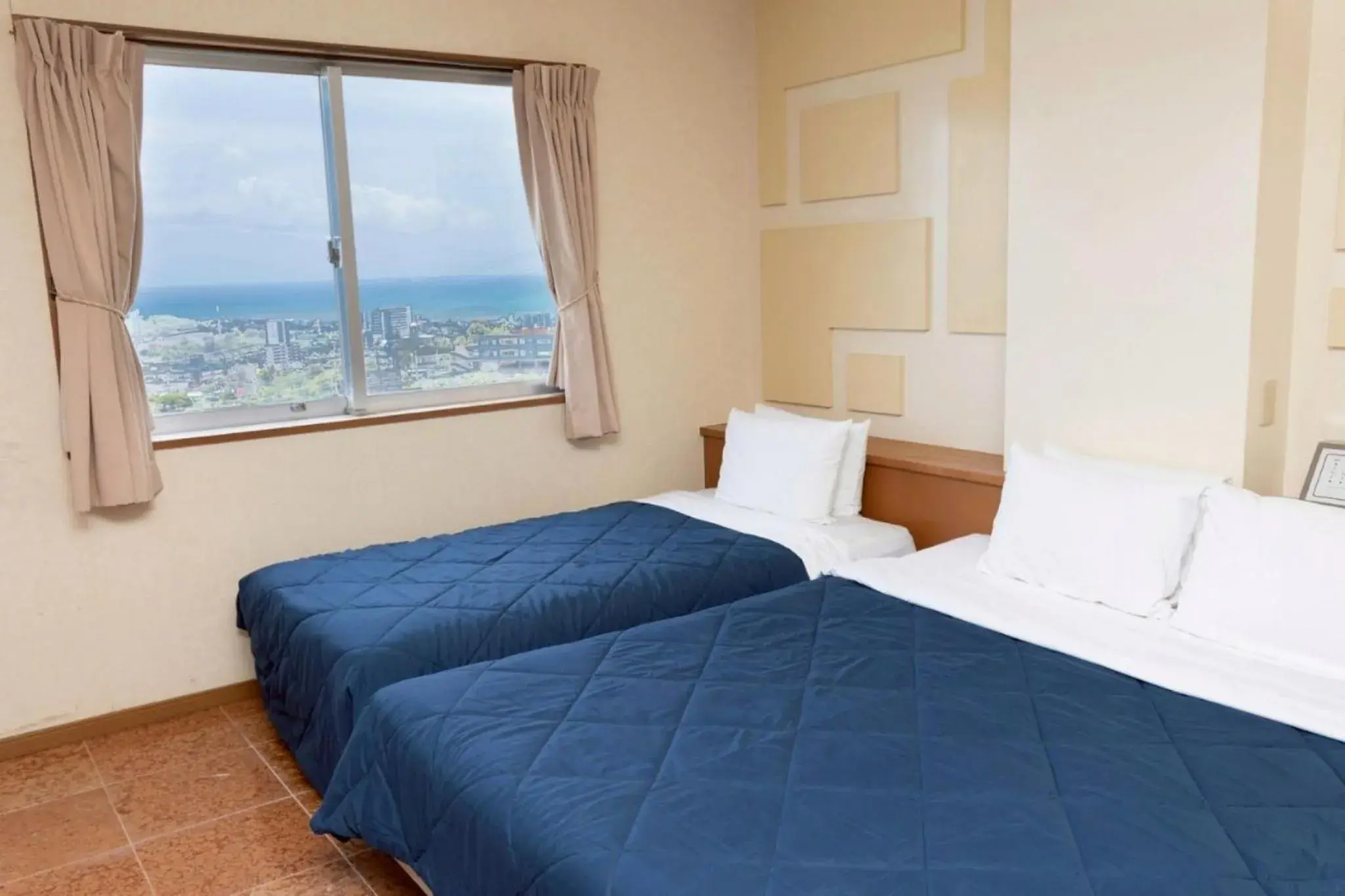 Superior Family Room - single occupancy in HOTEL PACIFIC VIEW Rental car included & pet-friendly Superior Family Room - single occupancy in HOTEL PACIFIC VIEW Rental car included & pet-friendly