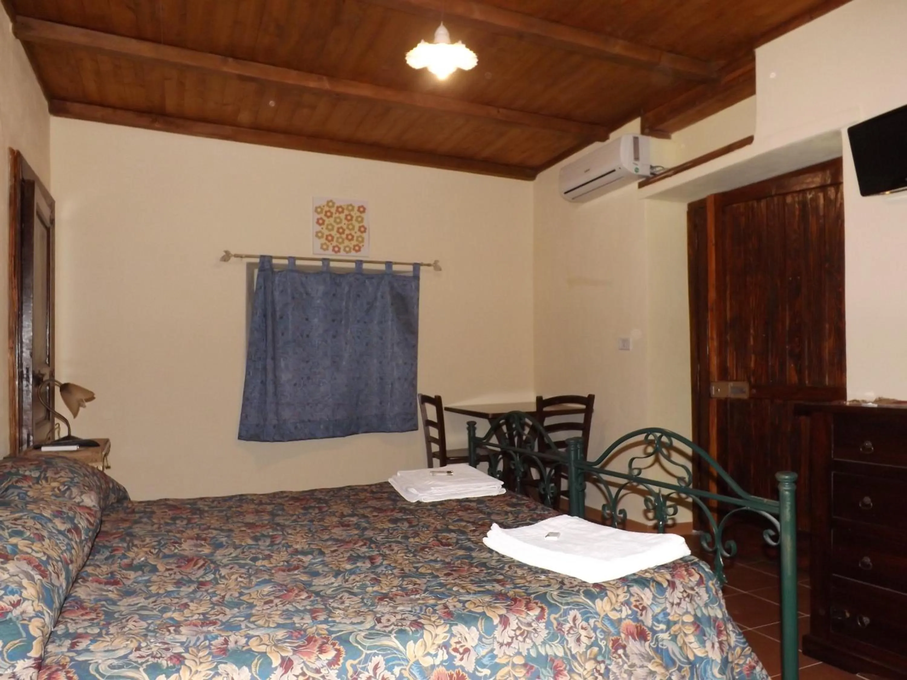 Photo of the whole room, Bed in Albergo Diffuso Borgo Santa Caterina "Vintage"