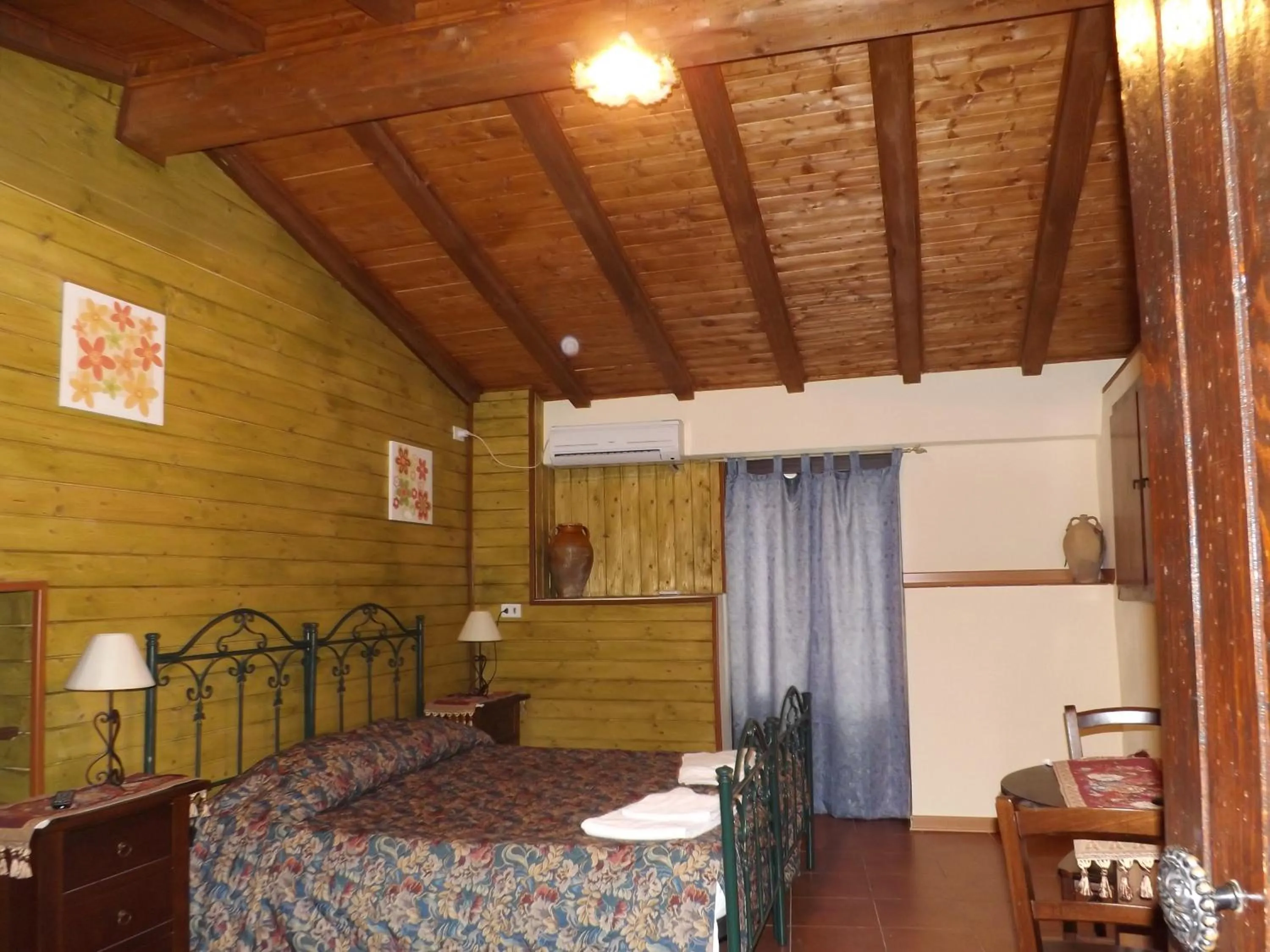 Photo of the whole room, Bed in Albergo Diffuso Borgo Santa Caterina "Vintage"