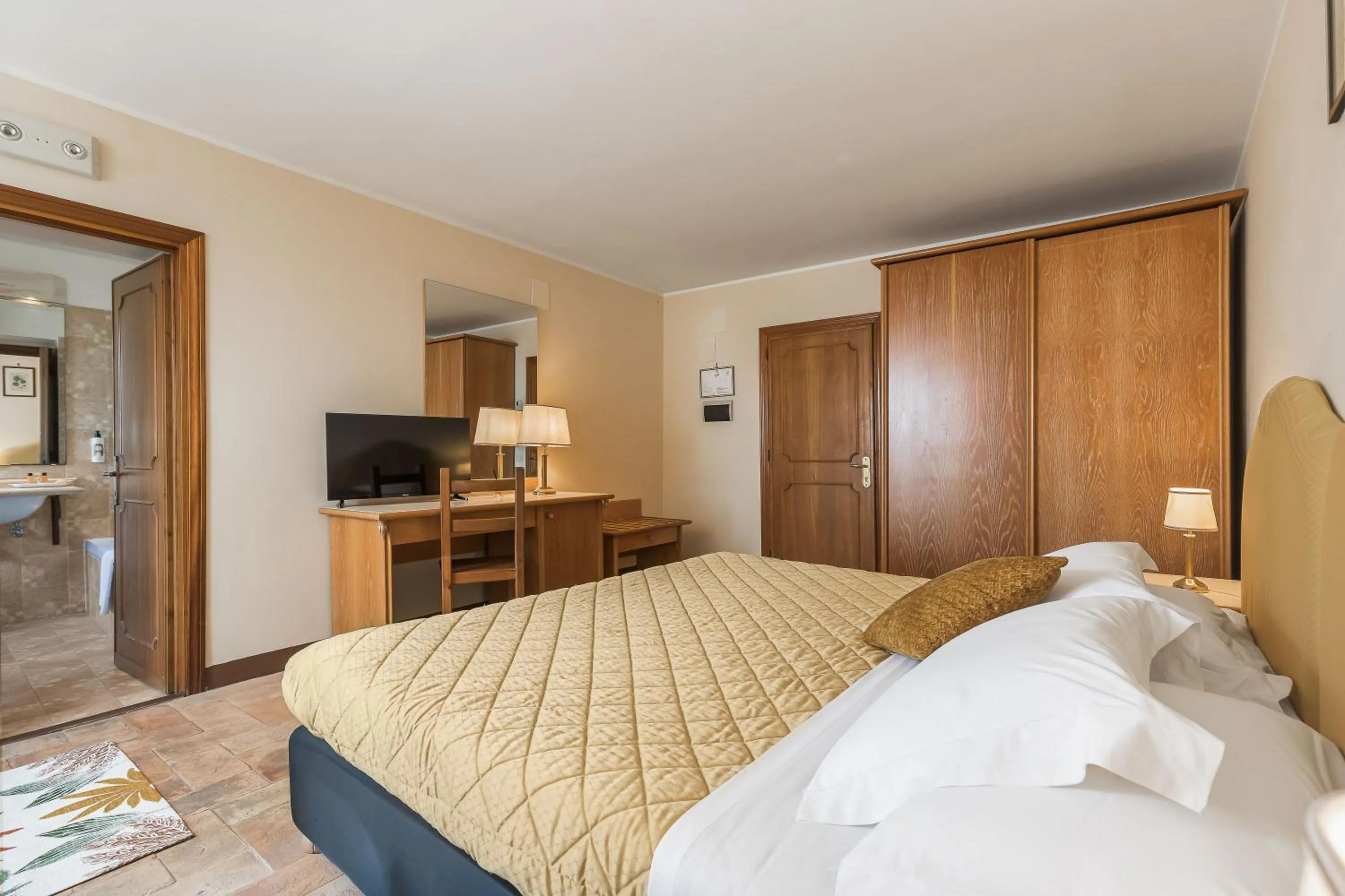 Bathroom, Bed in Relais La Fattoria