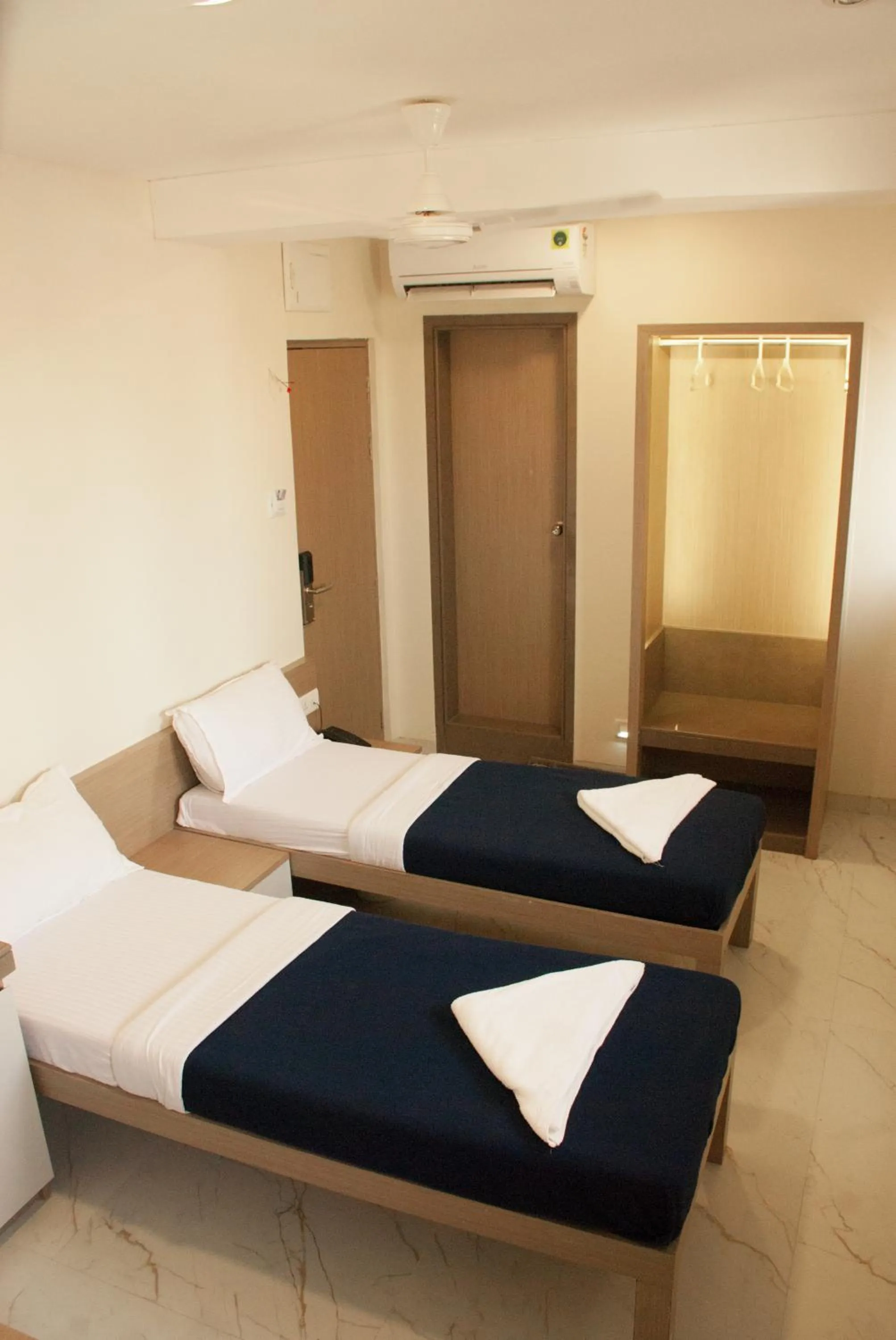 Bedroom, Bed in City Hotel