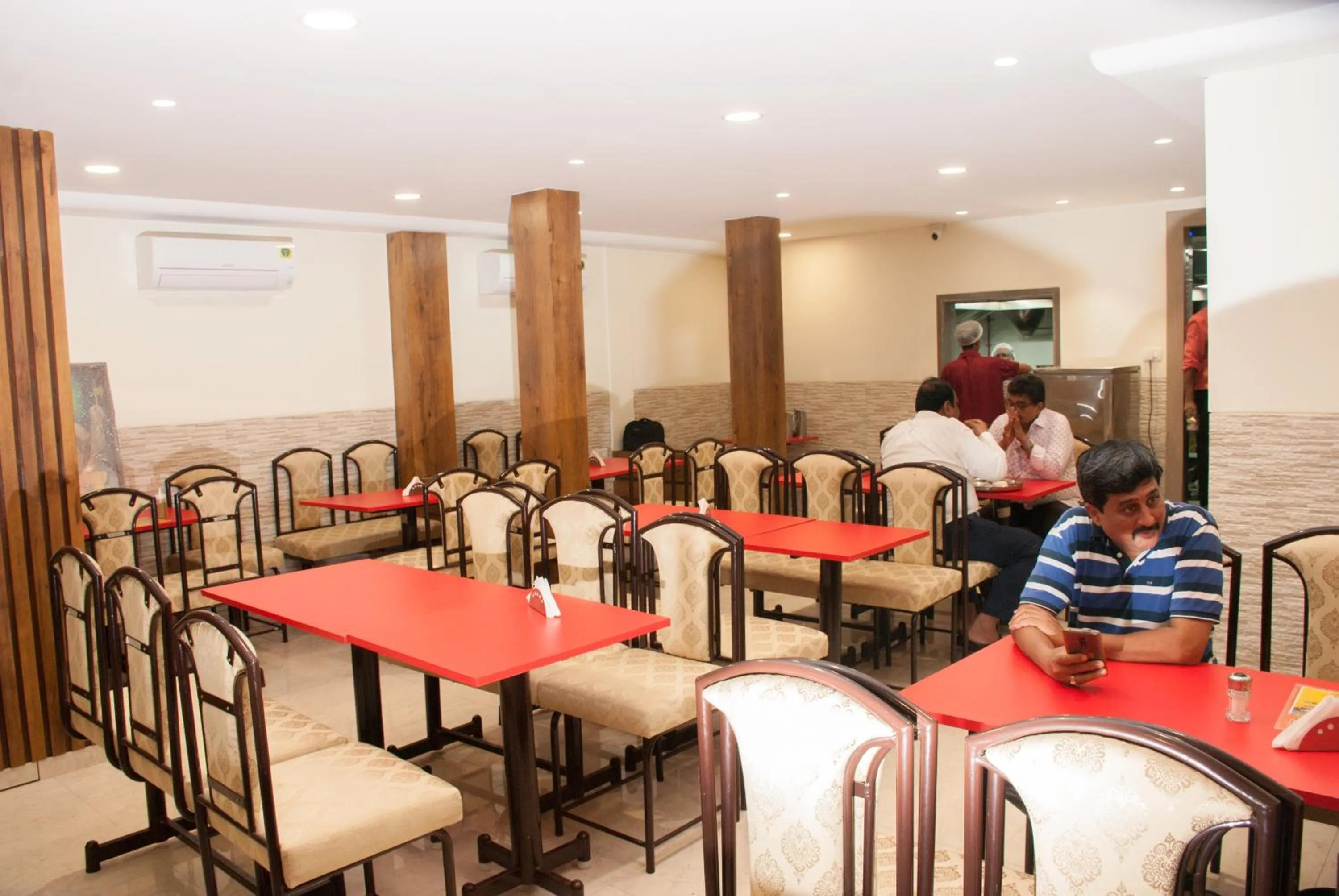 Restaurant/places to eat in City Hotel