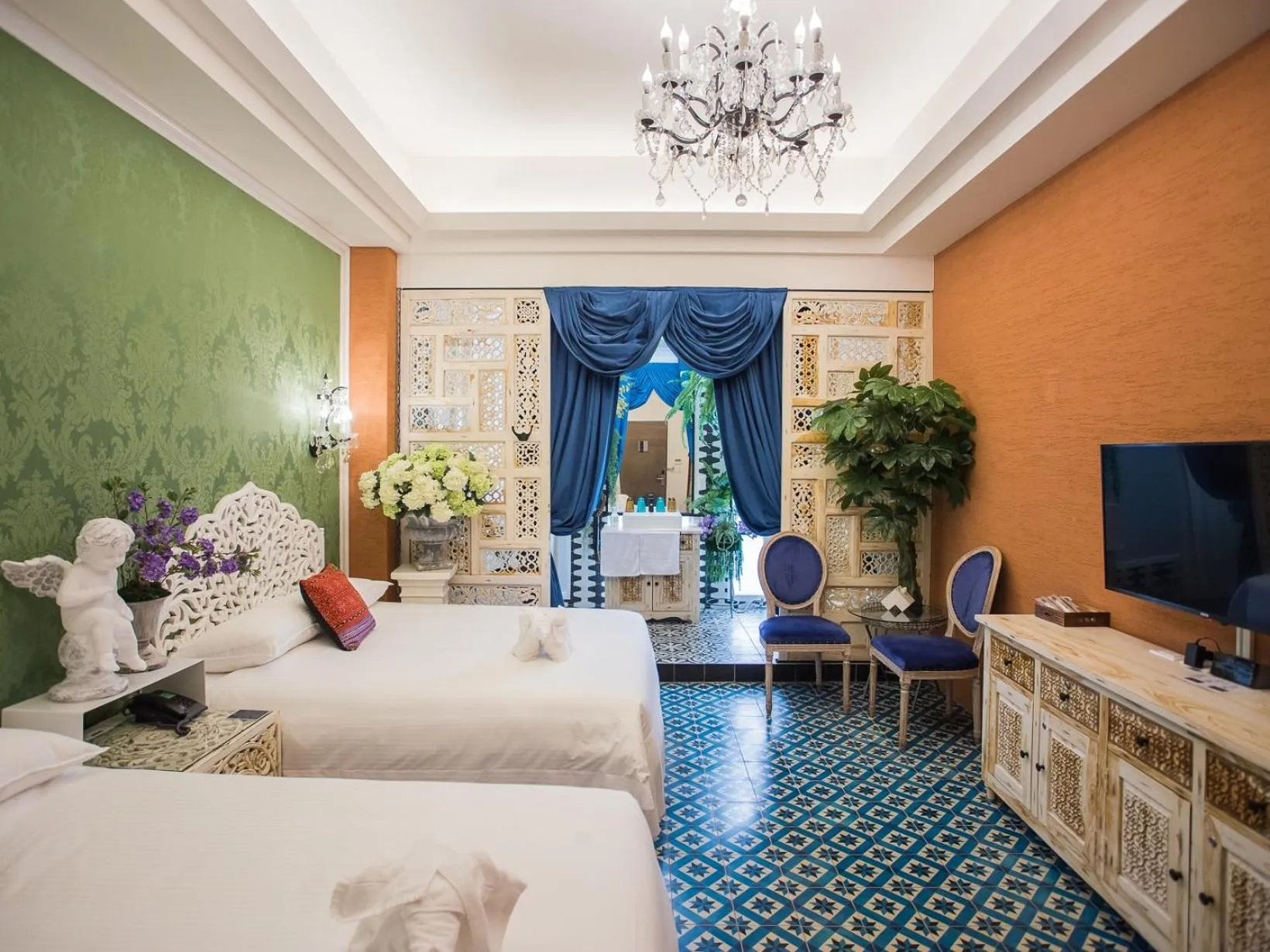 Communal lounge/ TV room, Bed in Anna King Hotel