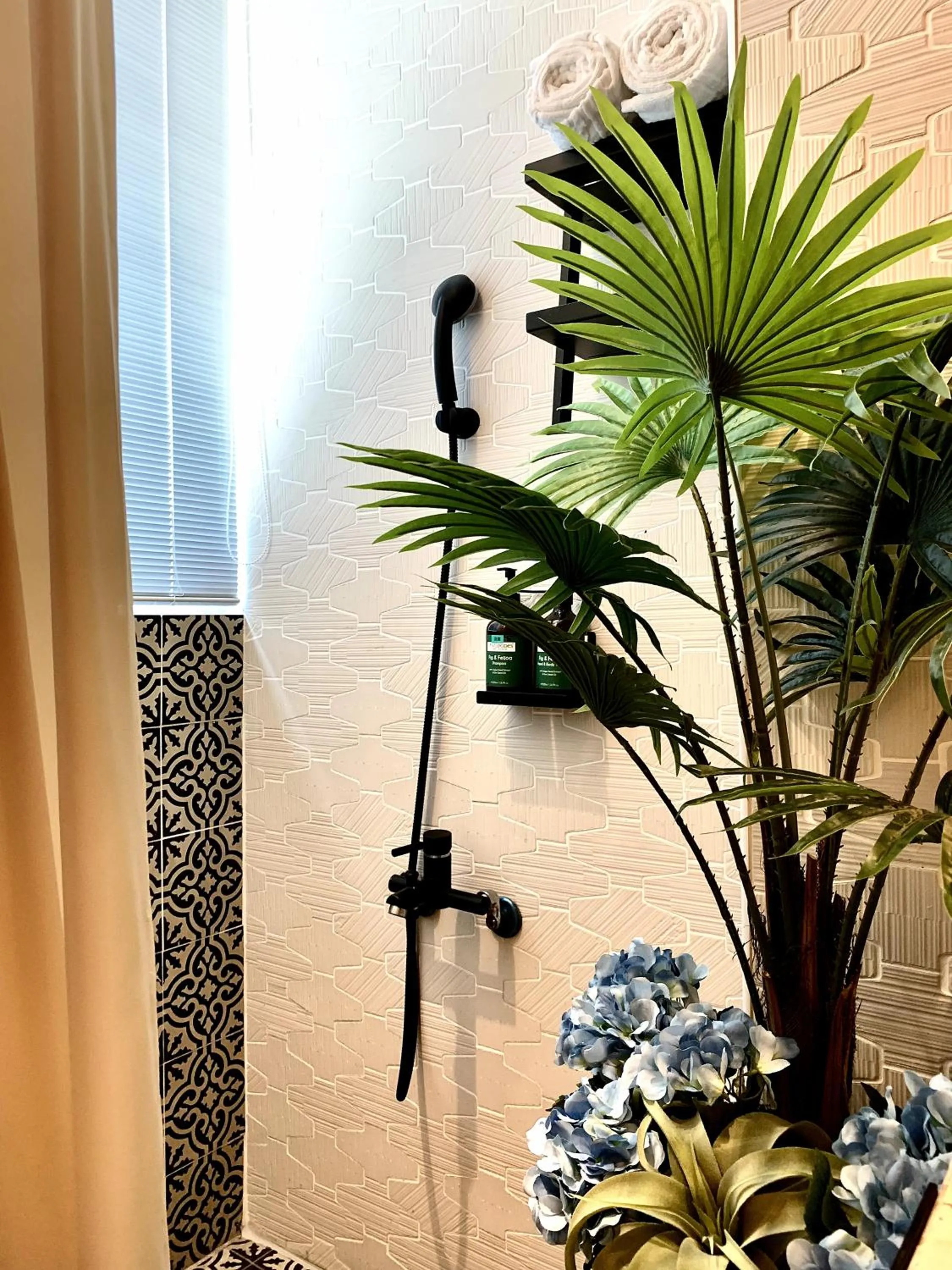 Shower in Anna King Hotel