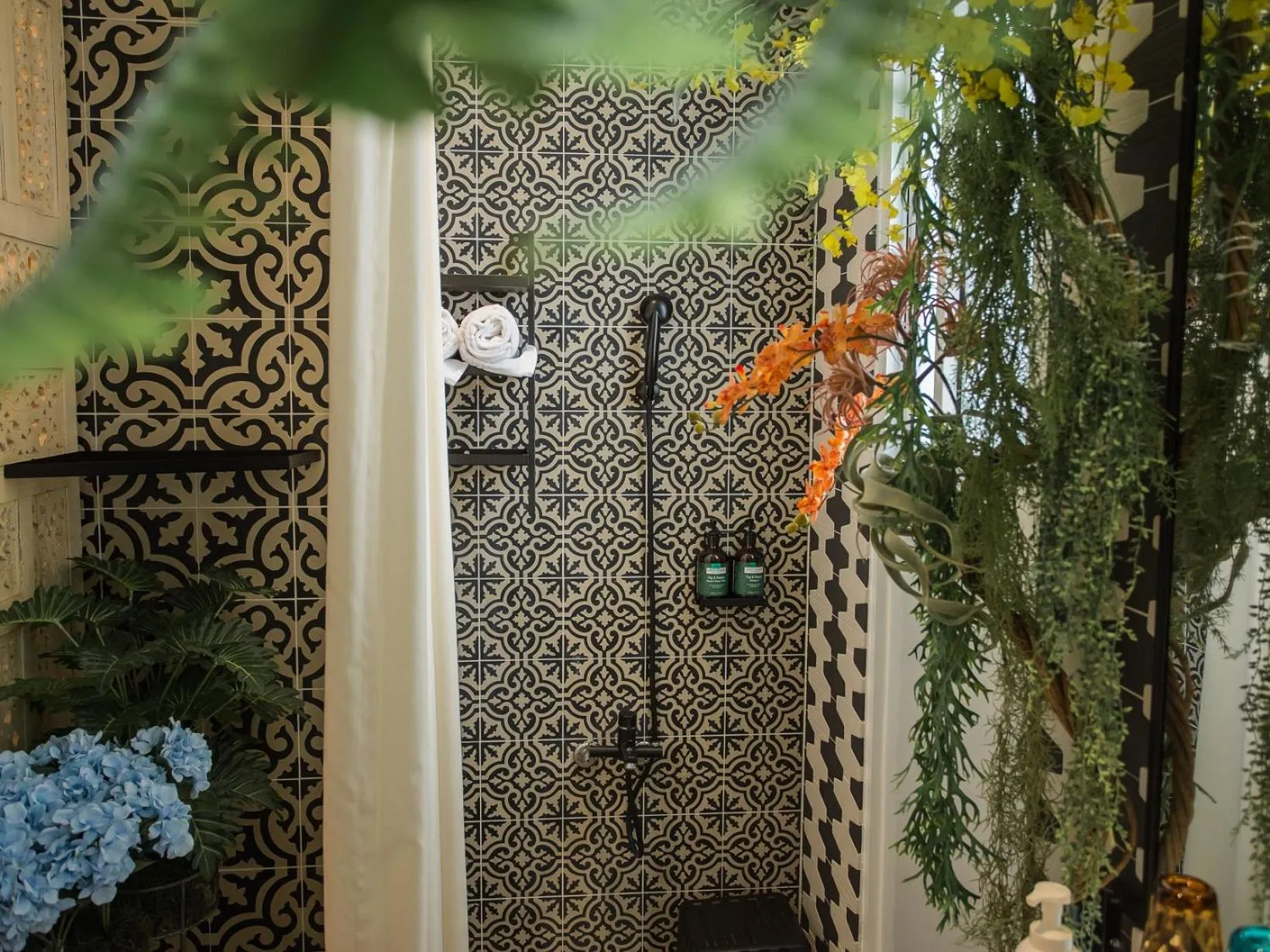 Shower in Anna King Hotel