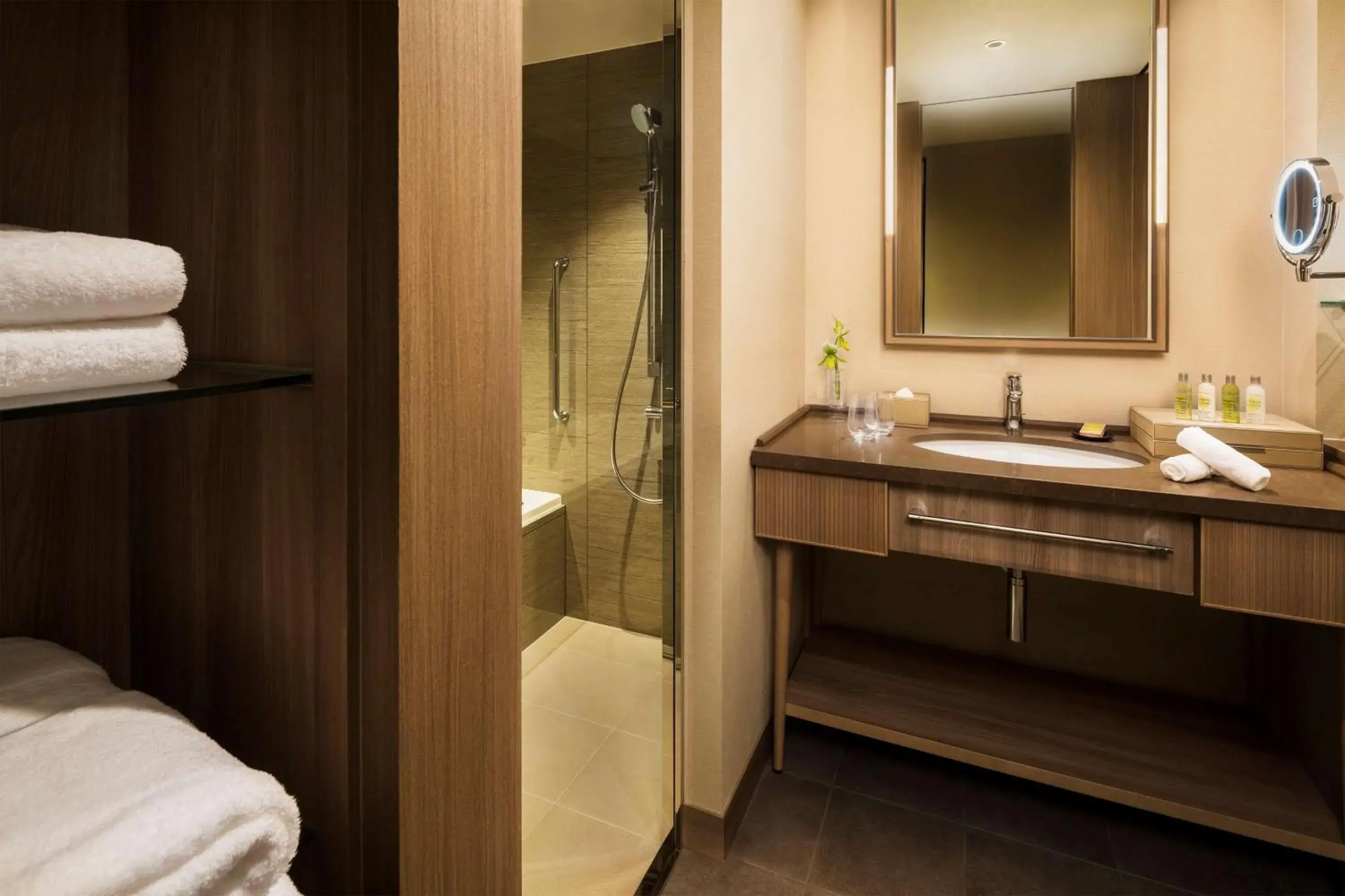 Bathroom, Bed in Hilton Hiroshima Bathroom, Bed in Hilton Hiroshima