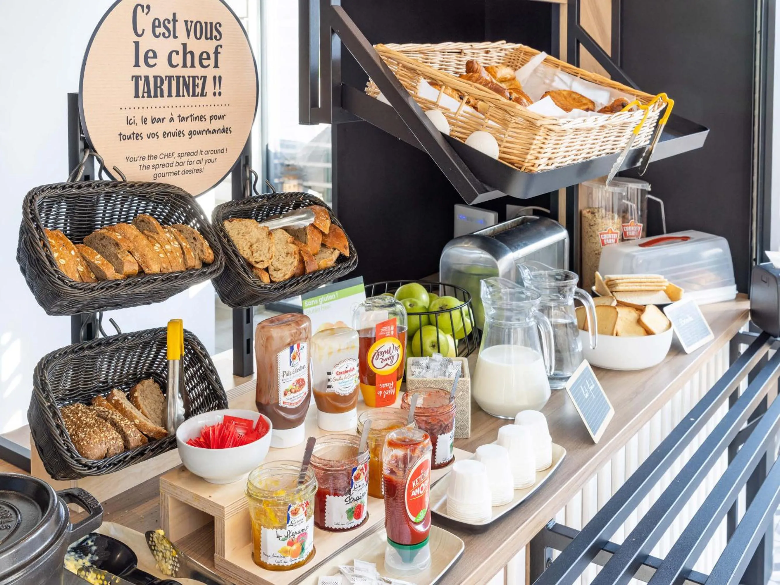 Breakfast in B&B HOTEL Rennes Parc Expo Aéroport