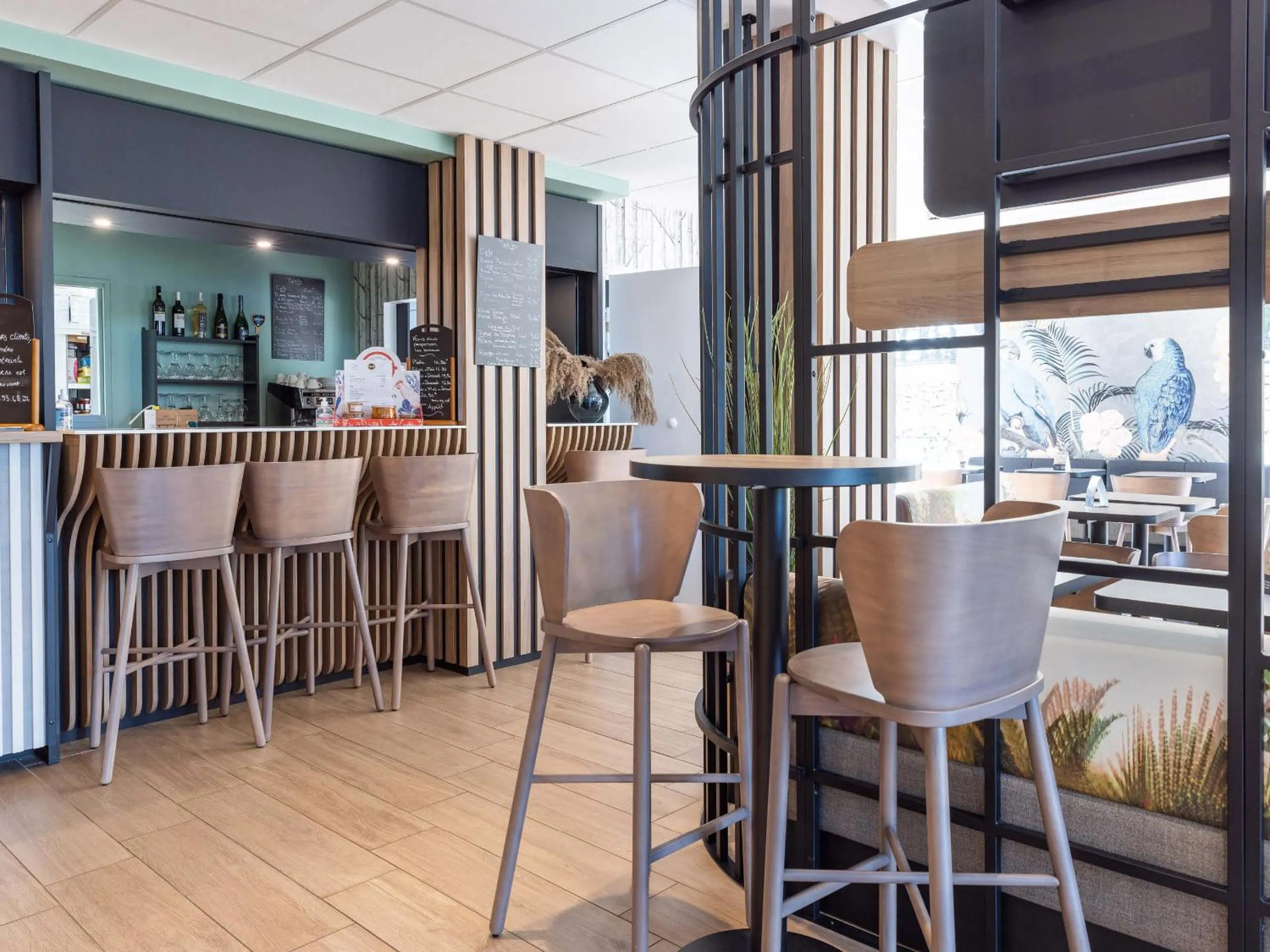 Lounge or bar in B&B HOTEL Rennes Parc Expo Aéroport