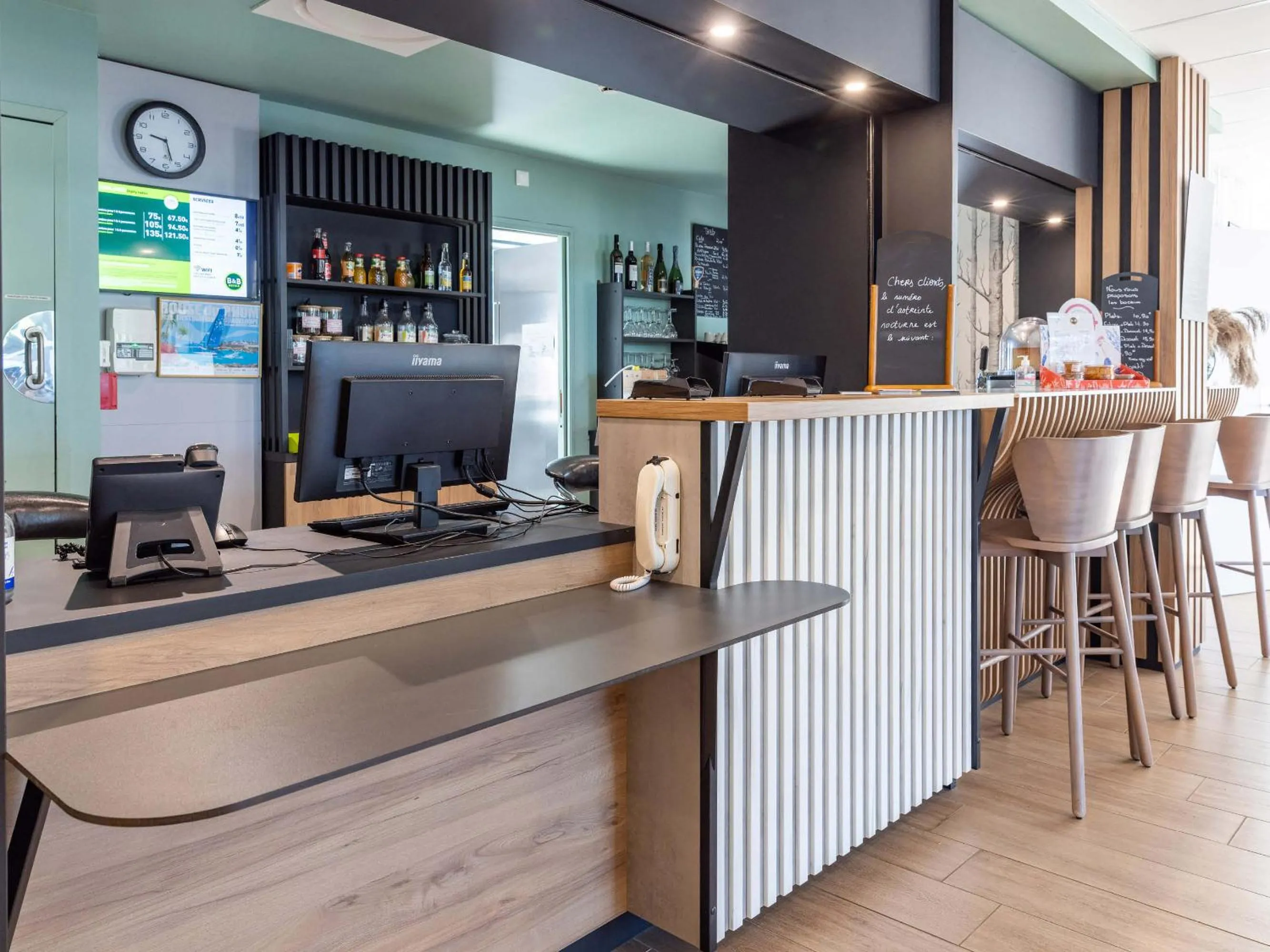 Lobby or reception in B&B HOTEL Rennes Parc Expo Aéroport