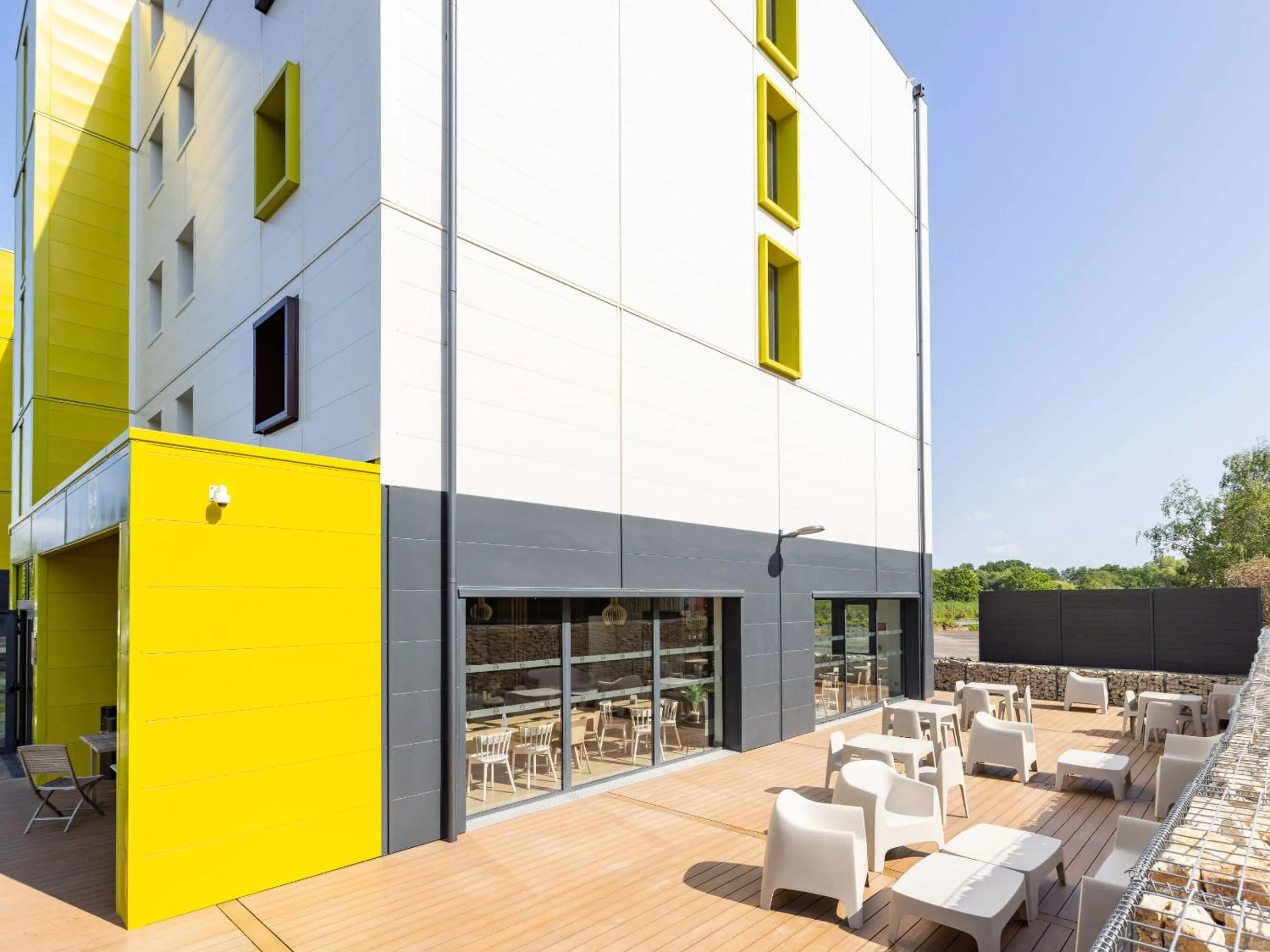 Patio in B&B HOTEL Rennes Parc Expo Aéroport