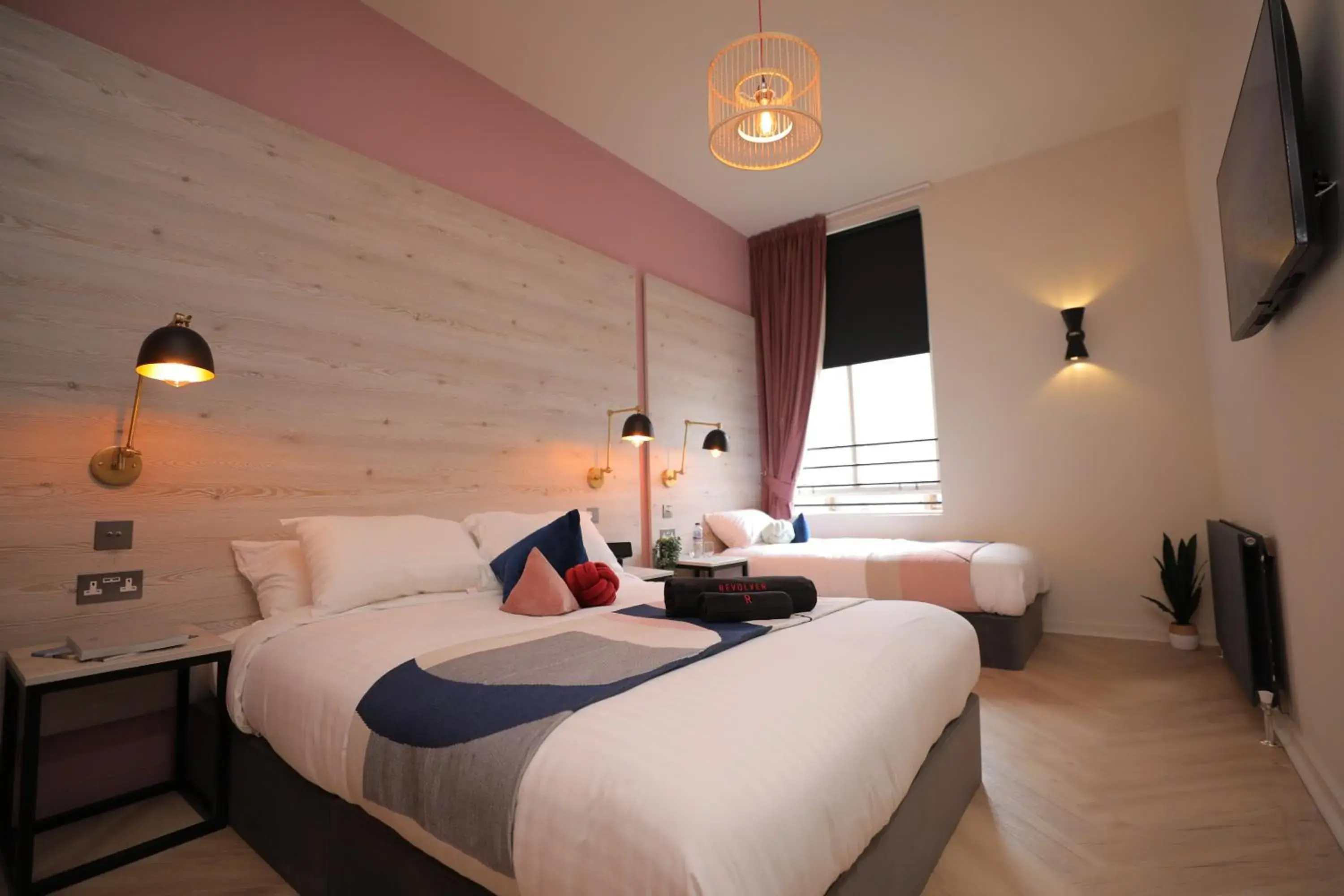 Double & Single Bed - Shared Facilities in Revolver Glasgow Double & Single Bed - Shared Facilities in Revolver Glasgow