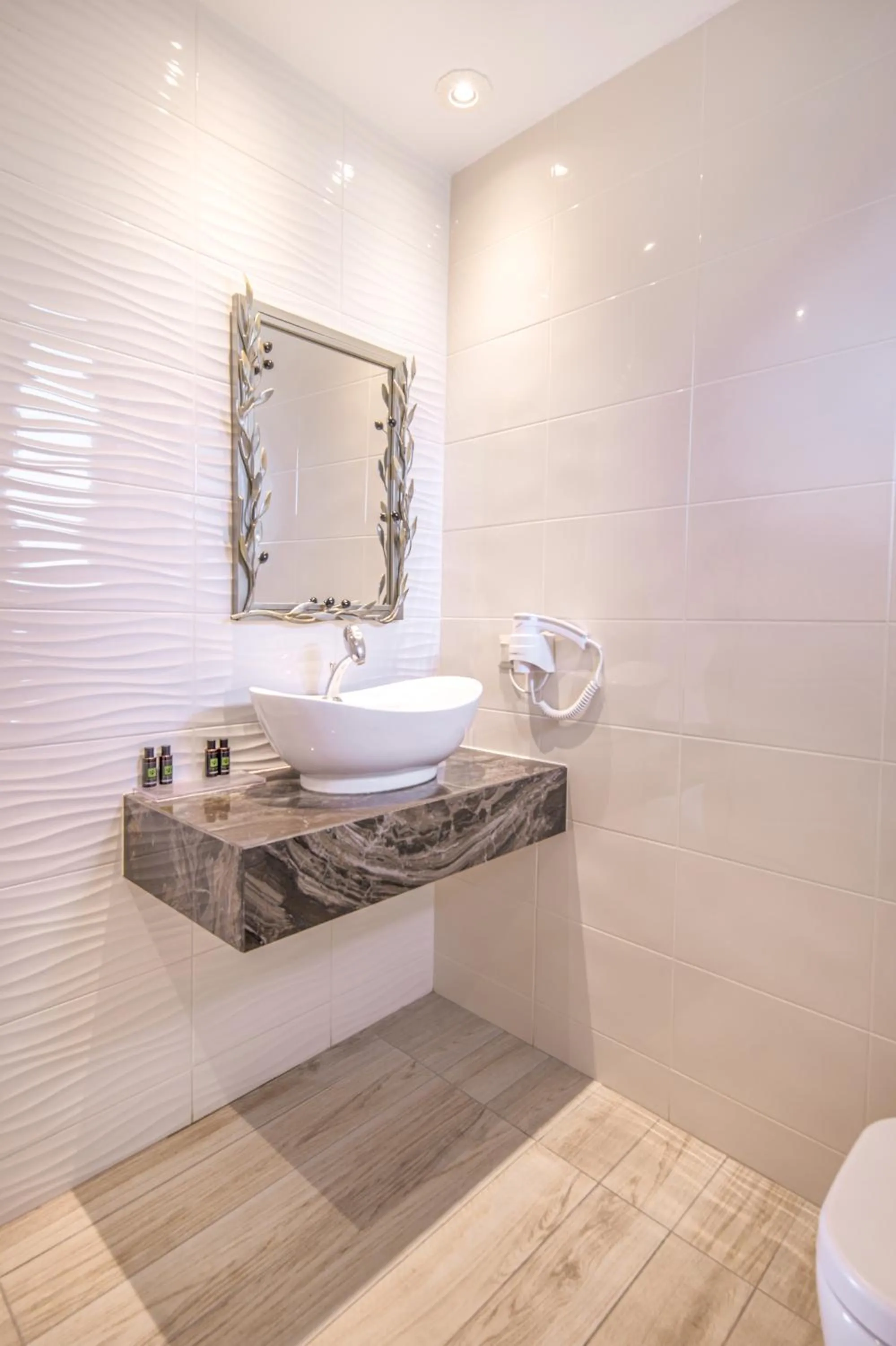 Shower in Tresor Sousouras