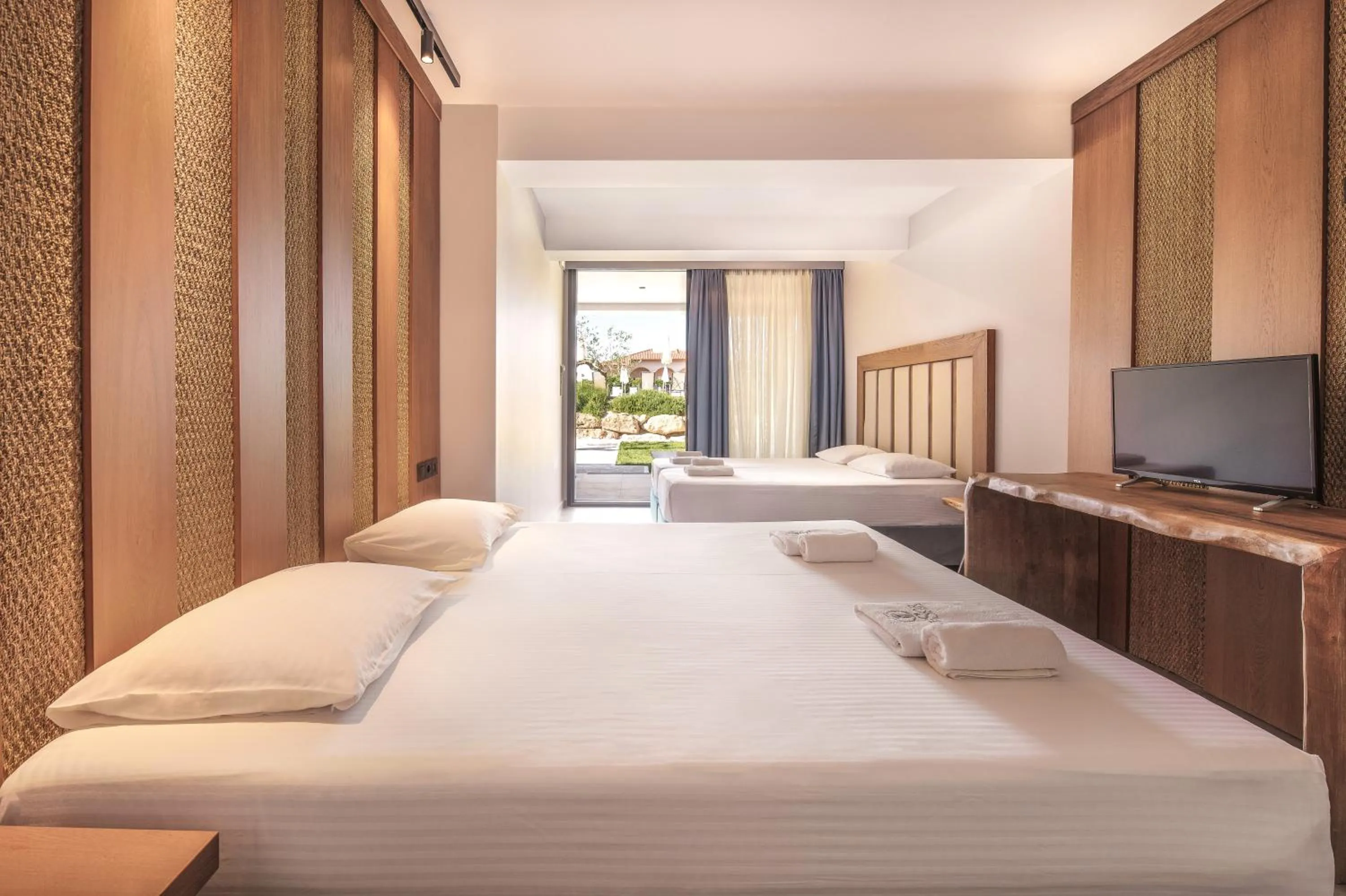 Communal lounge/ TV room, Bed in Tresor Sousouras