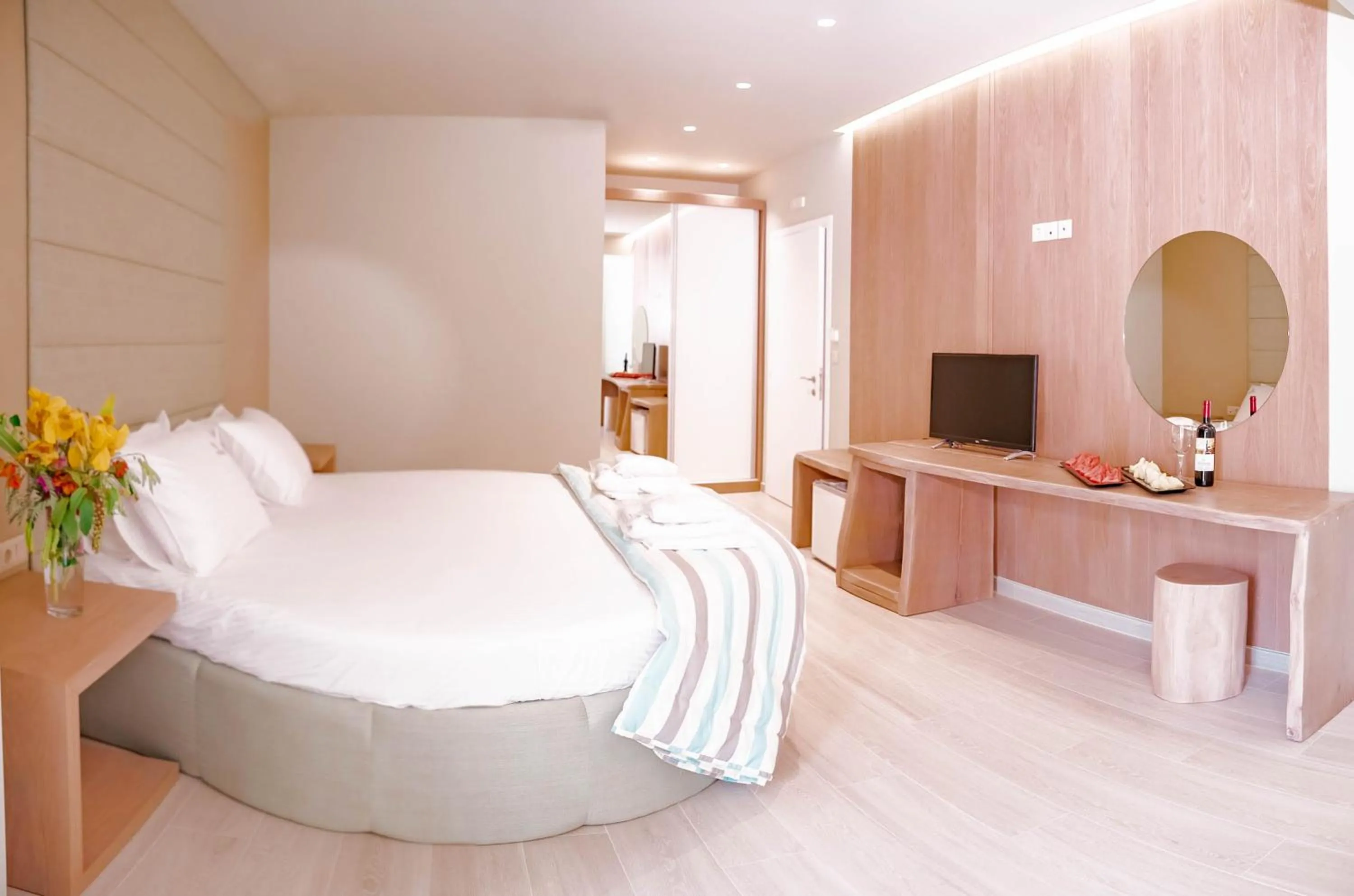 Photo of the whole room, Bed in Tresor Sousouras