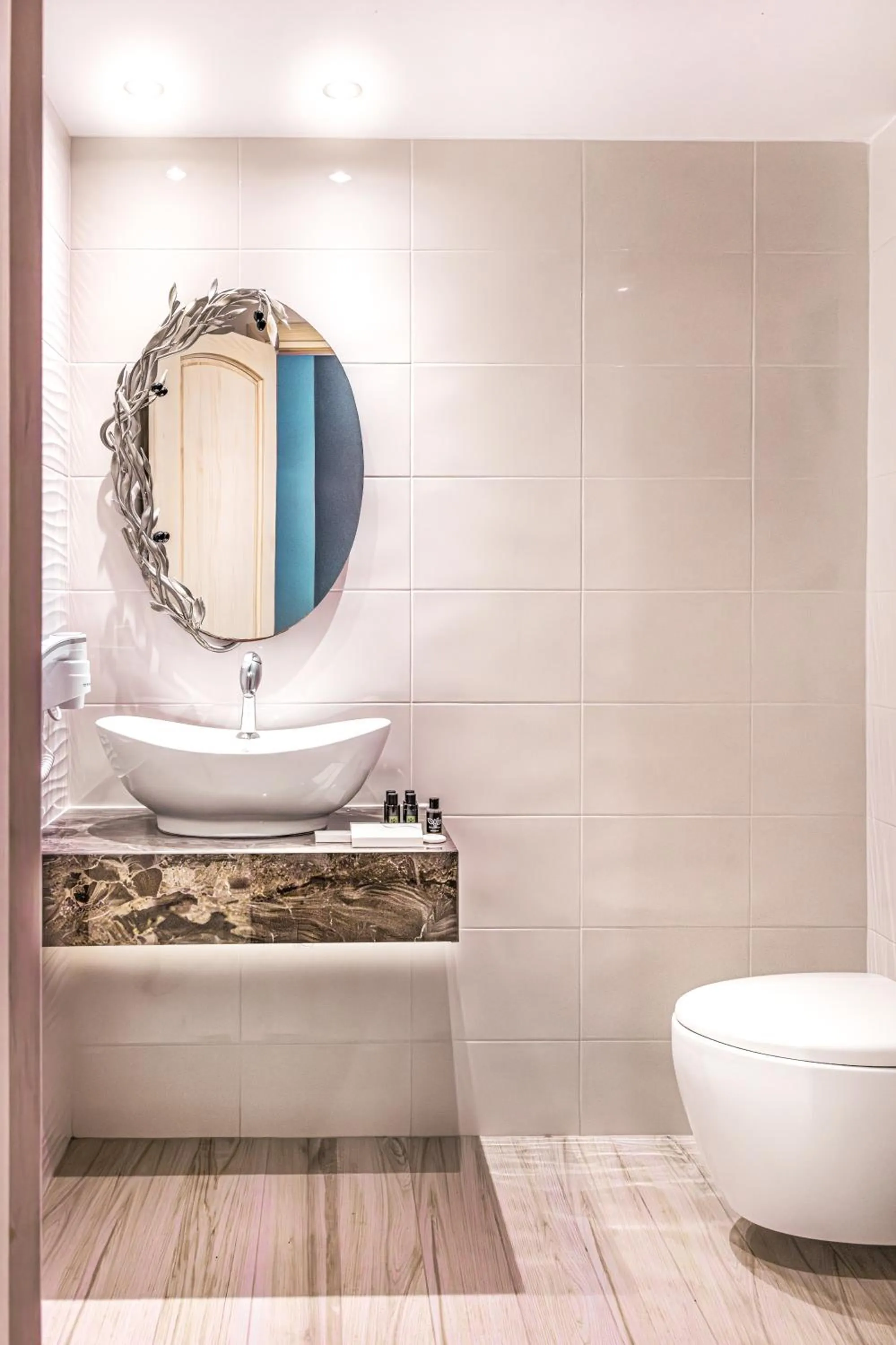 Toilet in Tresor Sousouras