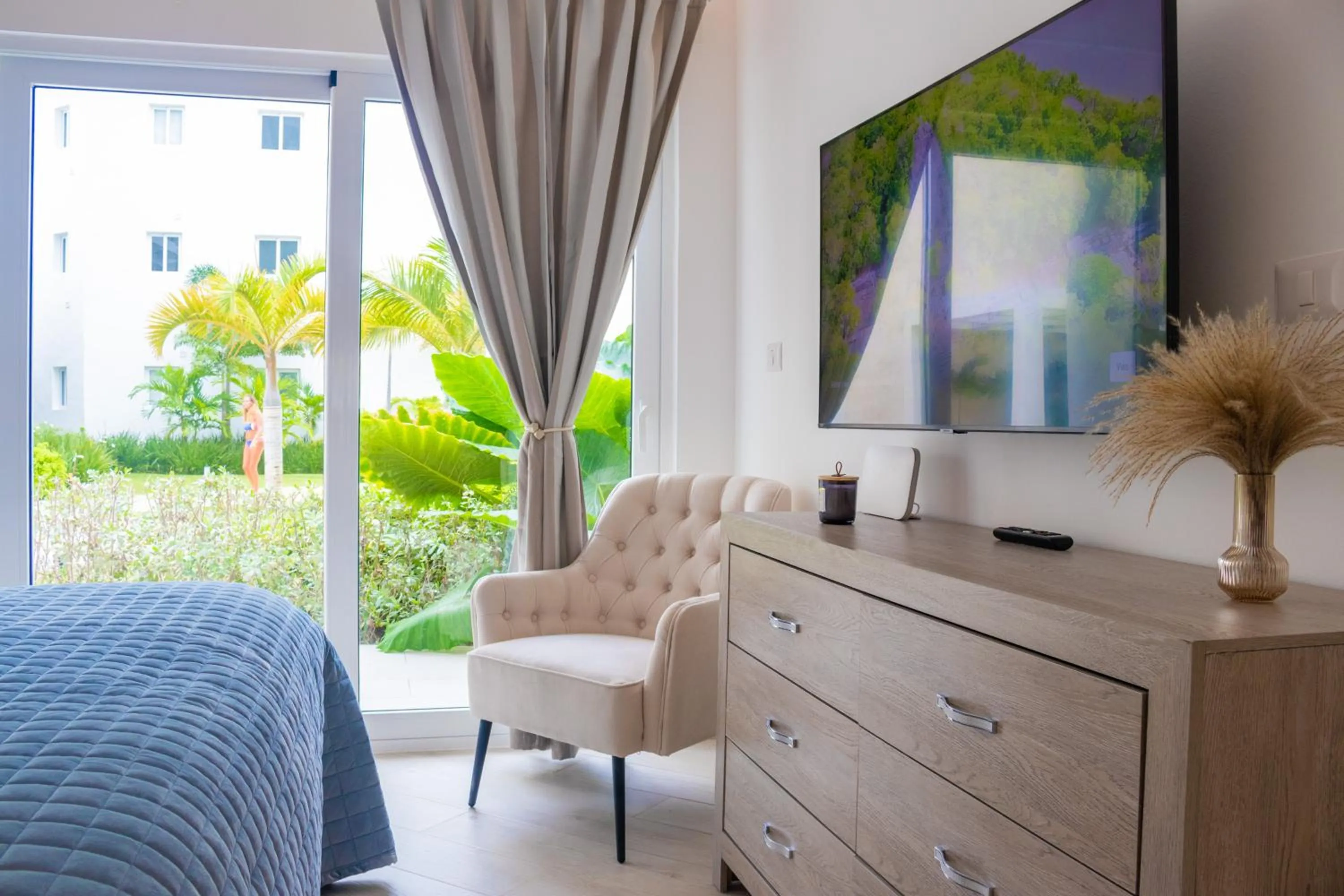 Bed in Family Getaway Apartment - Right On The Beach