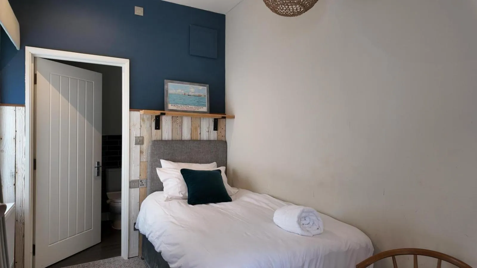 Bedroom, Bed in Downs Hotel