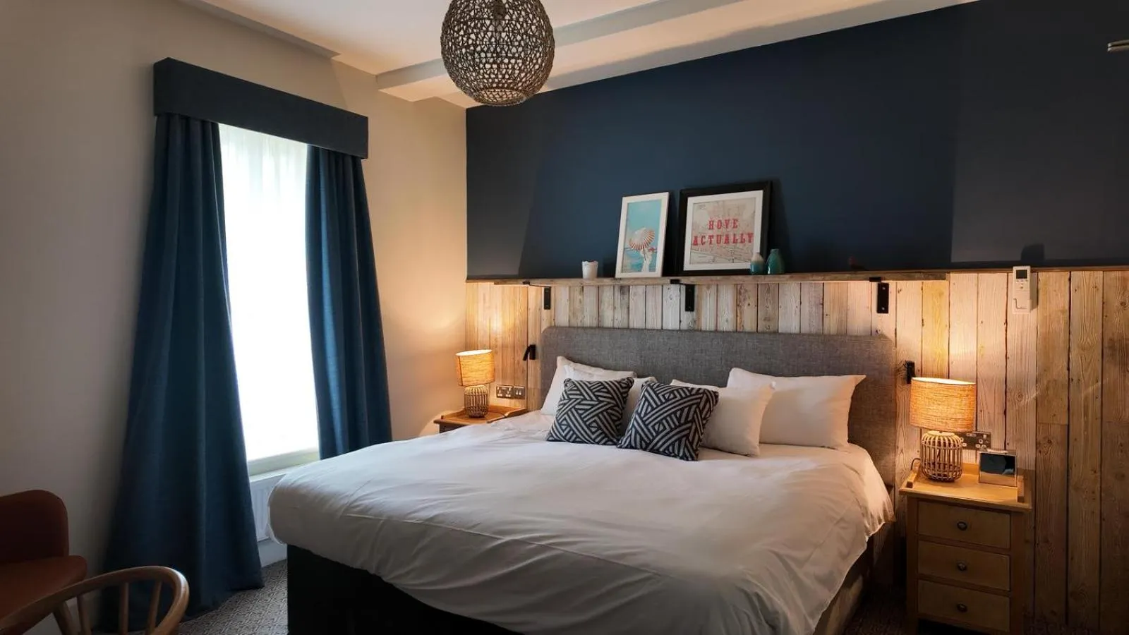 Bedroom, Bed in Downs Hotel