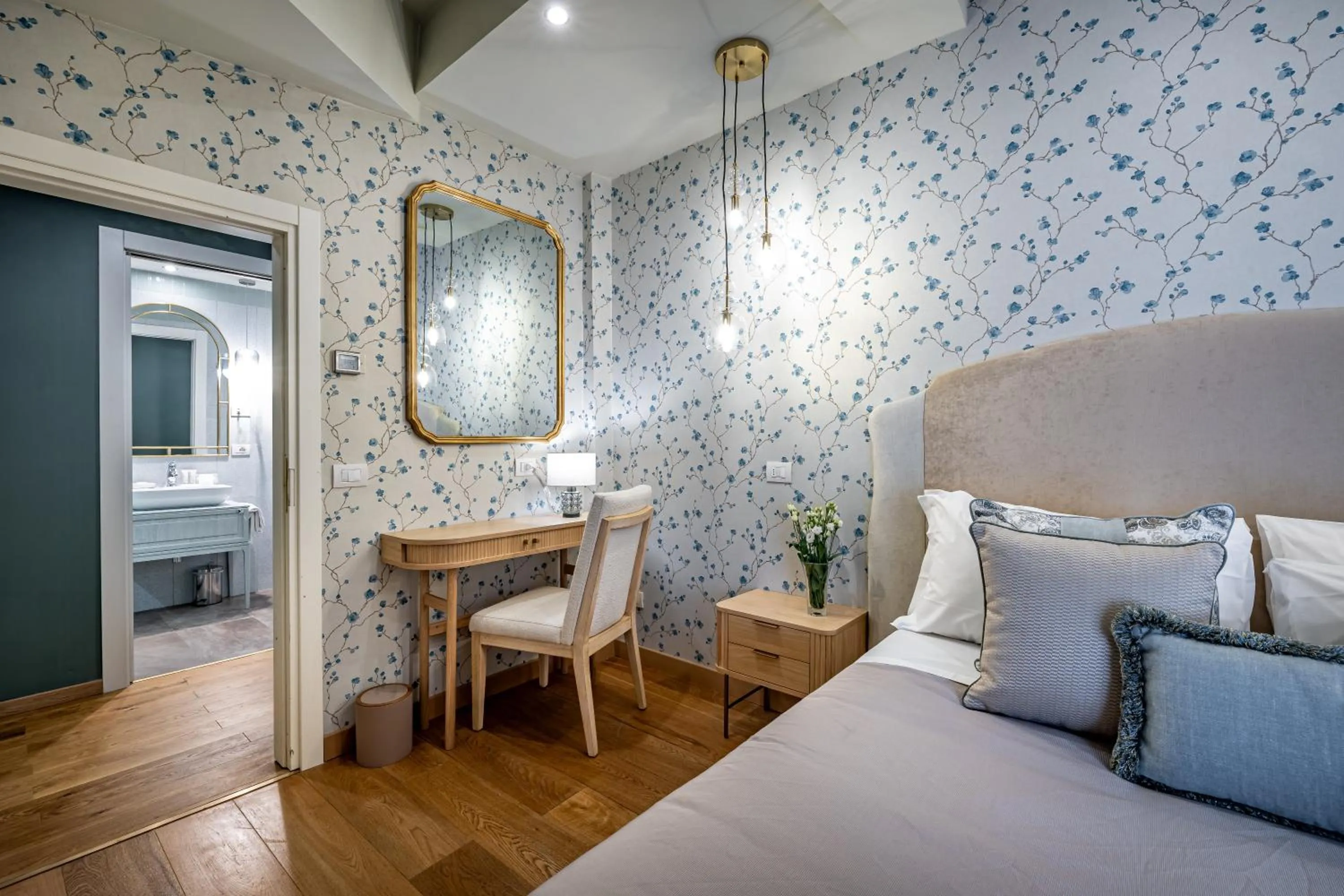 Bathroom, Bed in Hotel La Scaletta al Ponte Vecchio