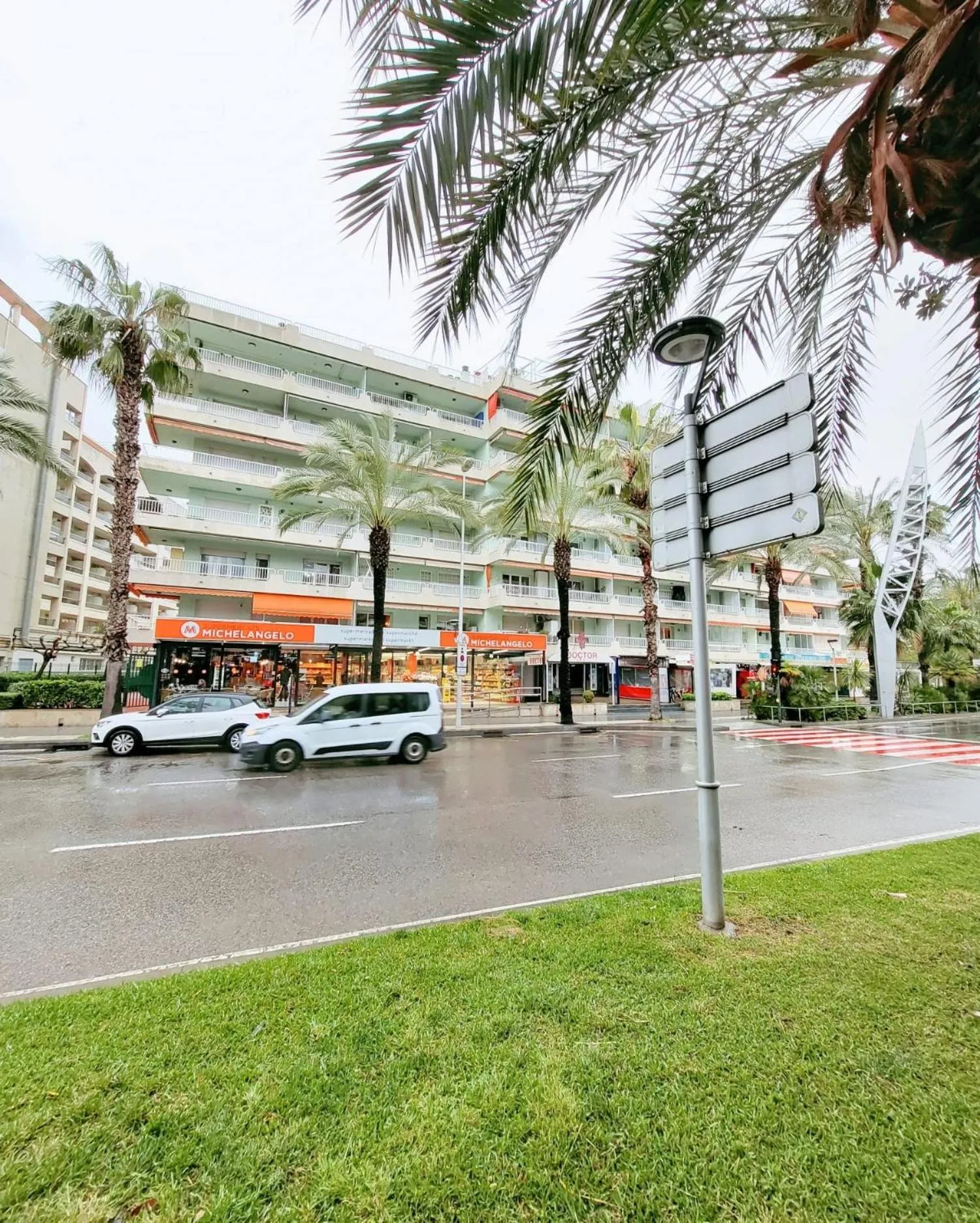 Three-Bedroom Apartment in SALOU FAMILY APARTMENT