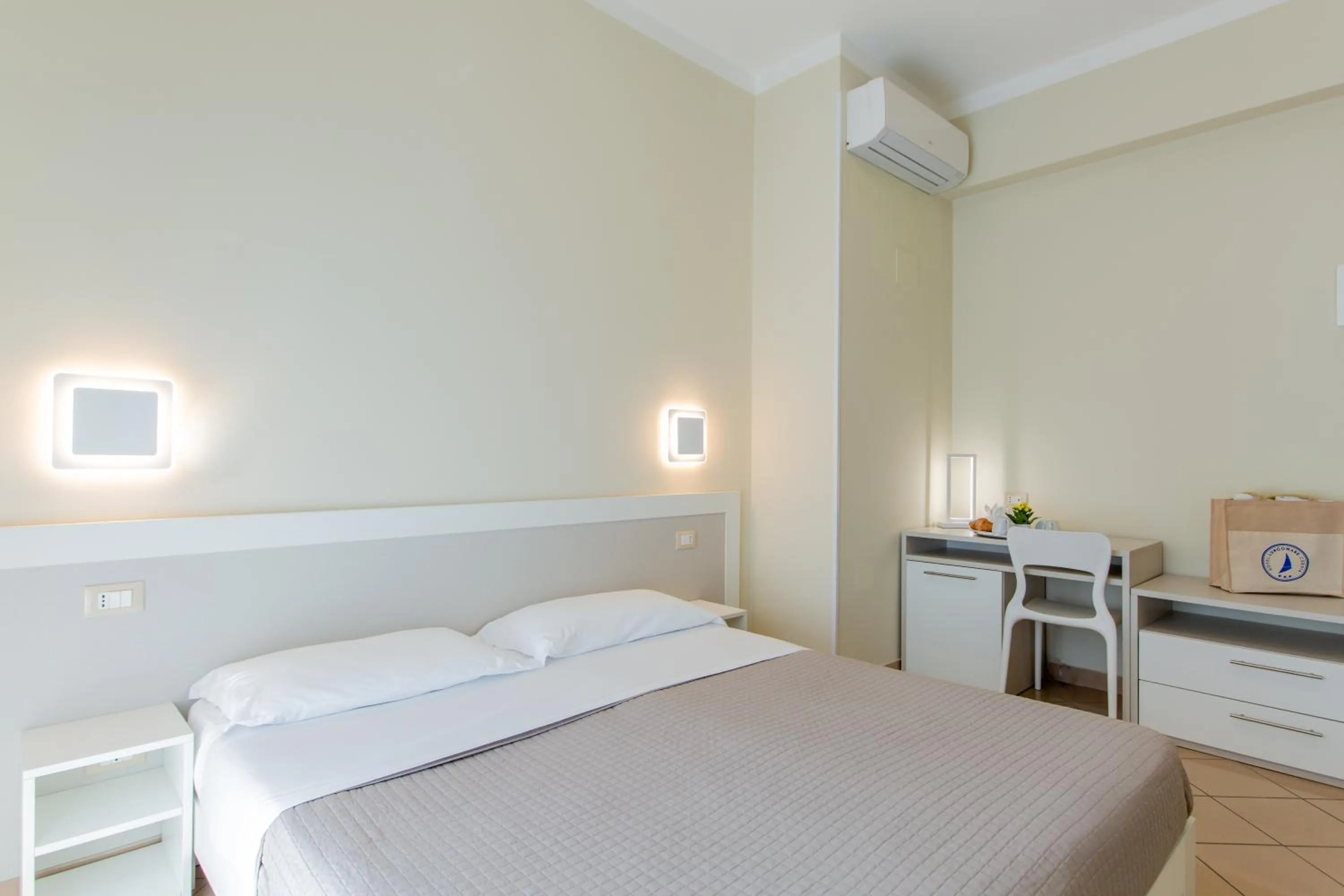 Bedroom, Bed in Hotel Lungomare