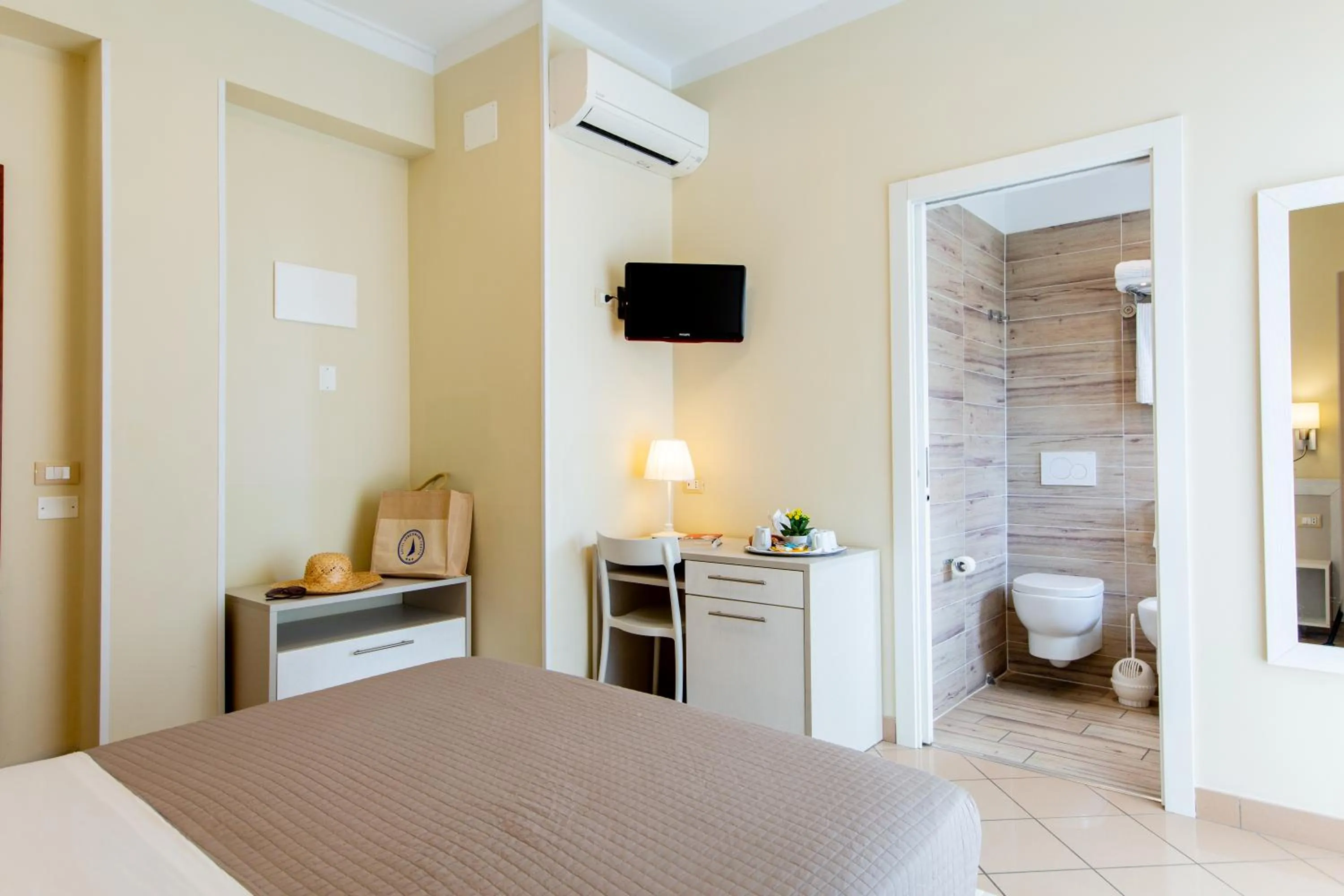 Bedroom, Bed in Hotel Lungomare