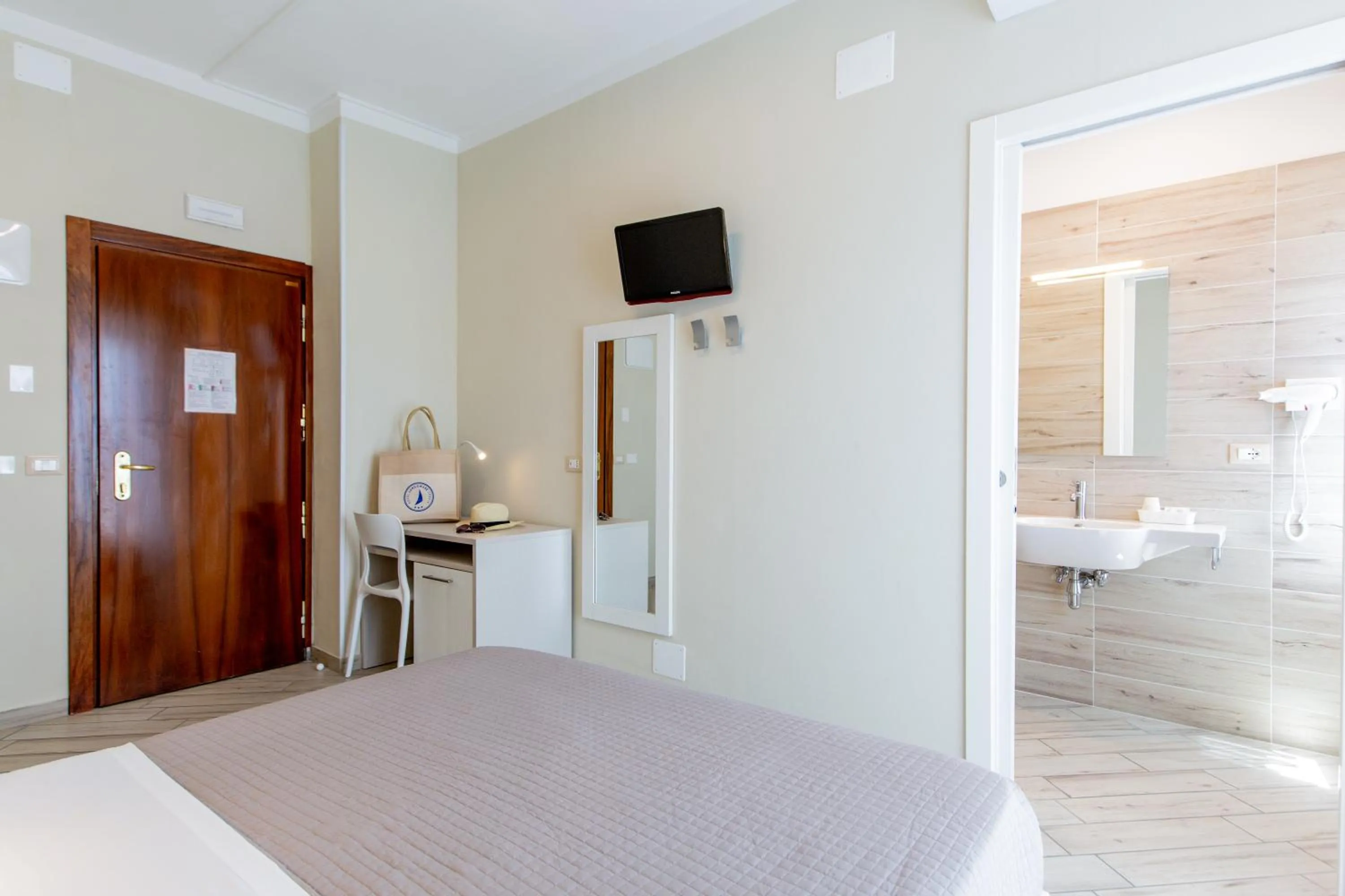 Bedroom, Bed in Hotel Lungomare