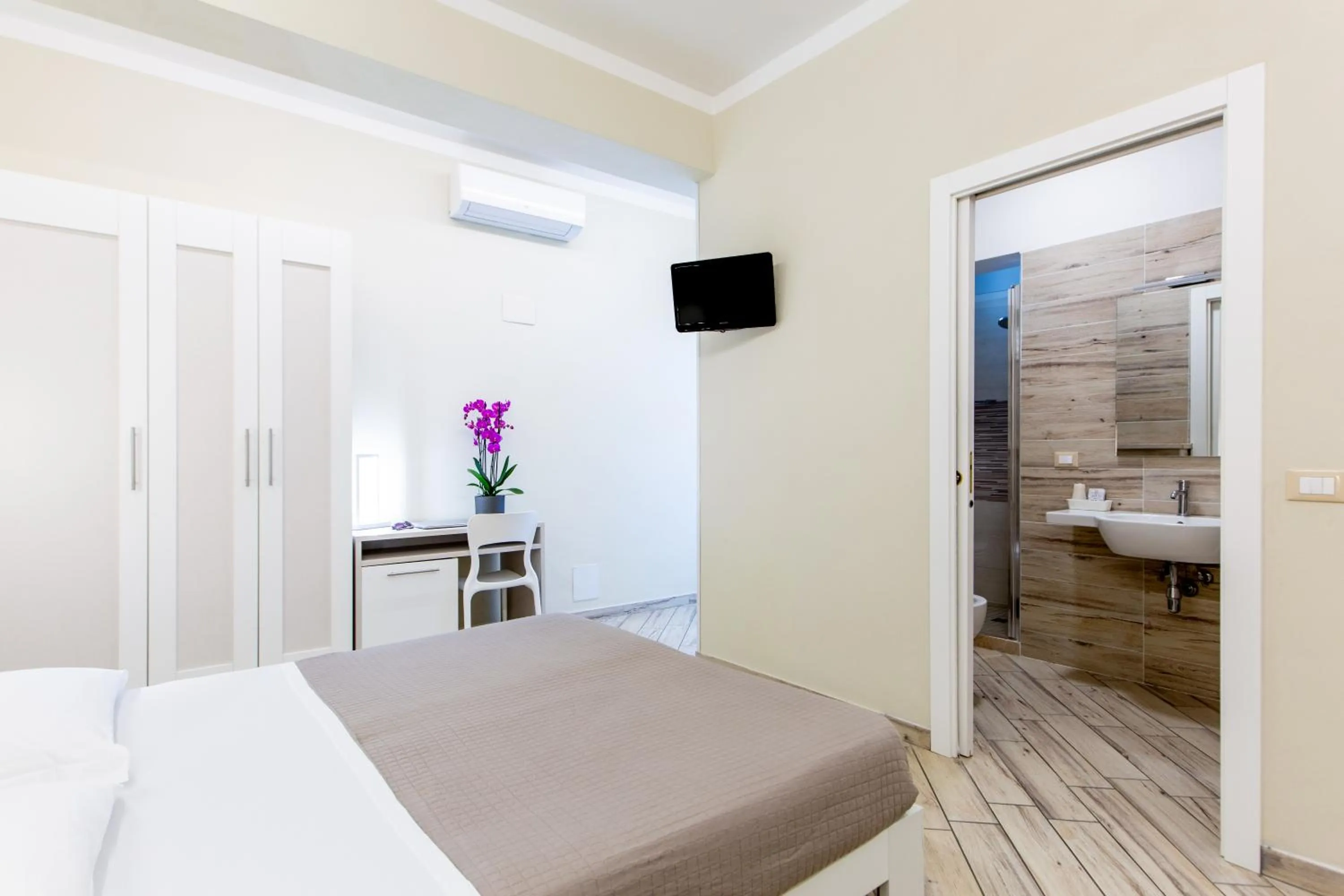 Bathroom, Bed in Hotel Lungomare