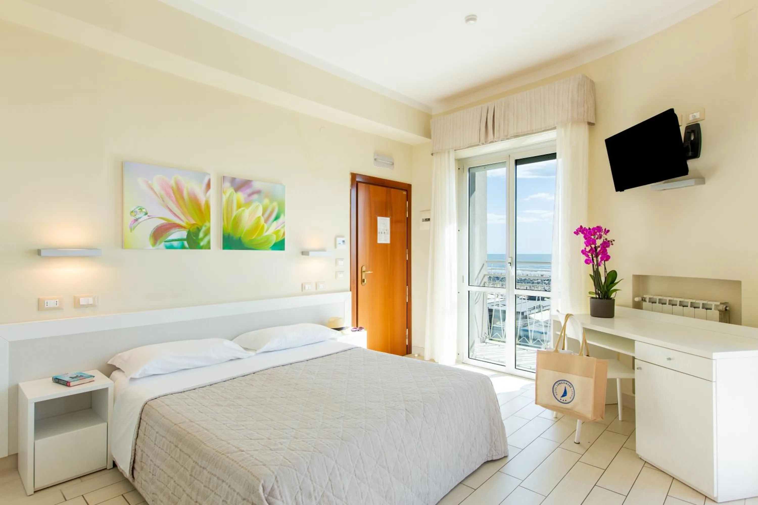 Balcony/Terrace, Bed in Hotel Lungomare