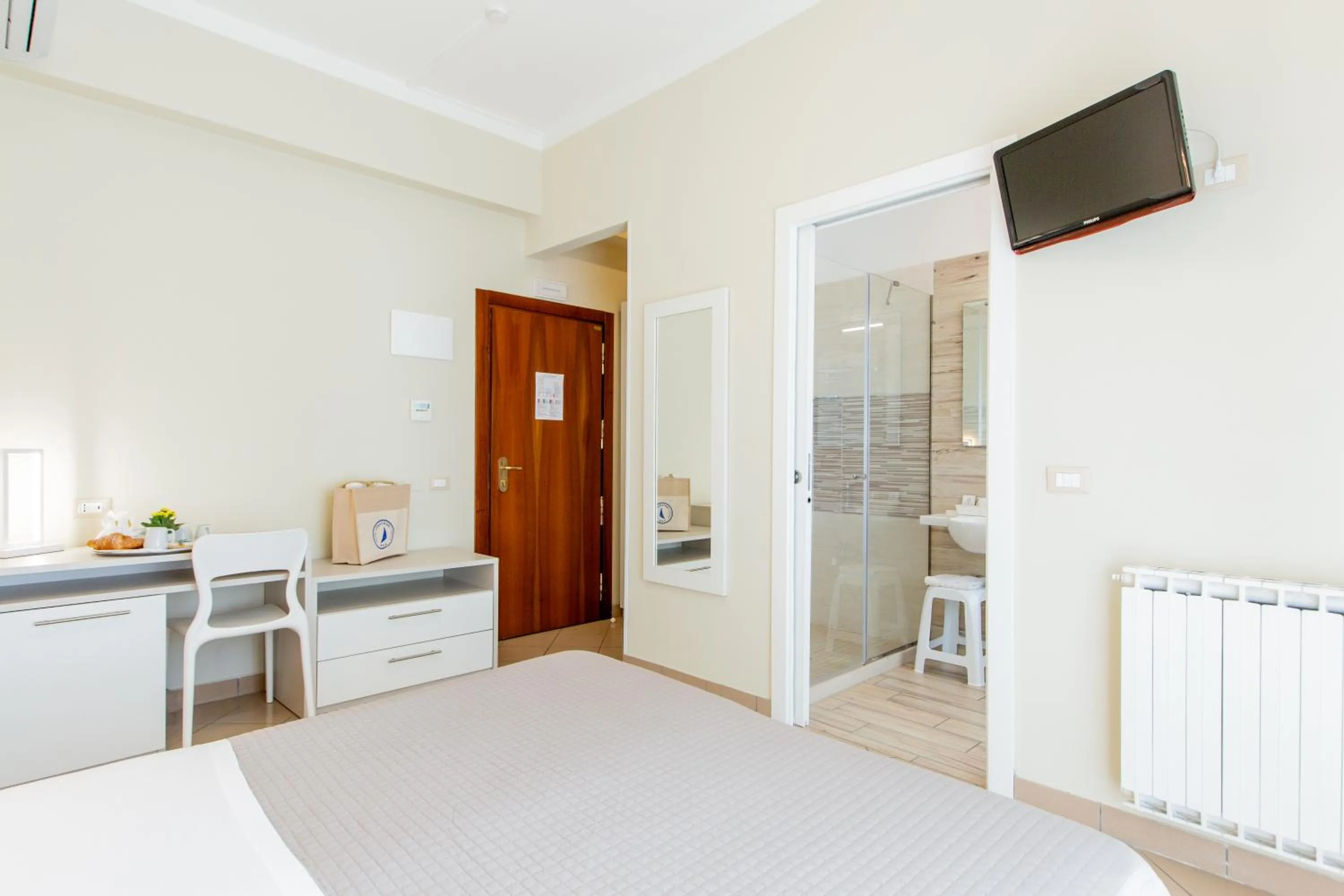 Bedroom, Bed in Hotel Lungomare